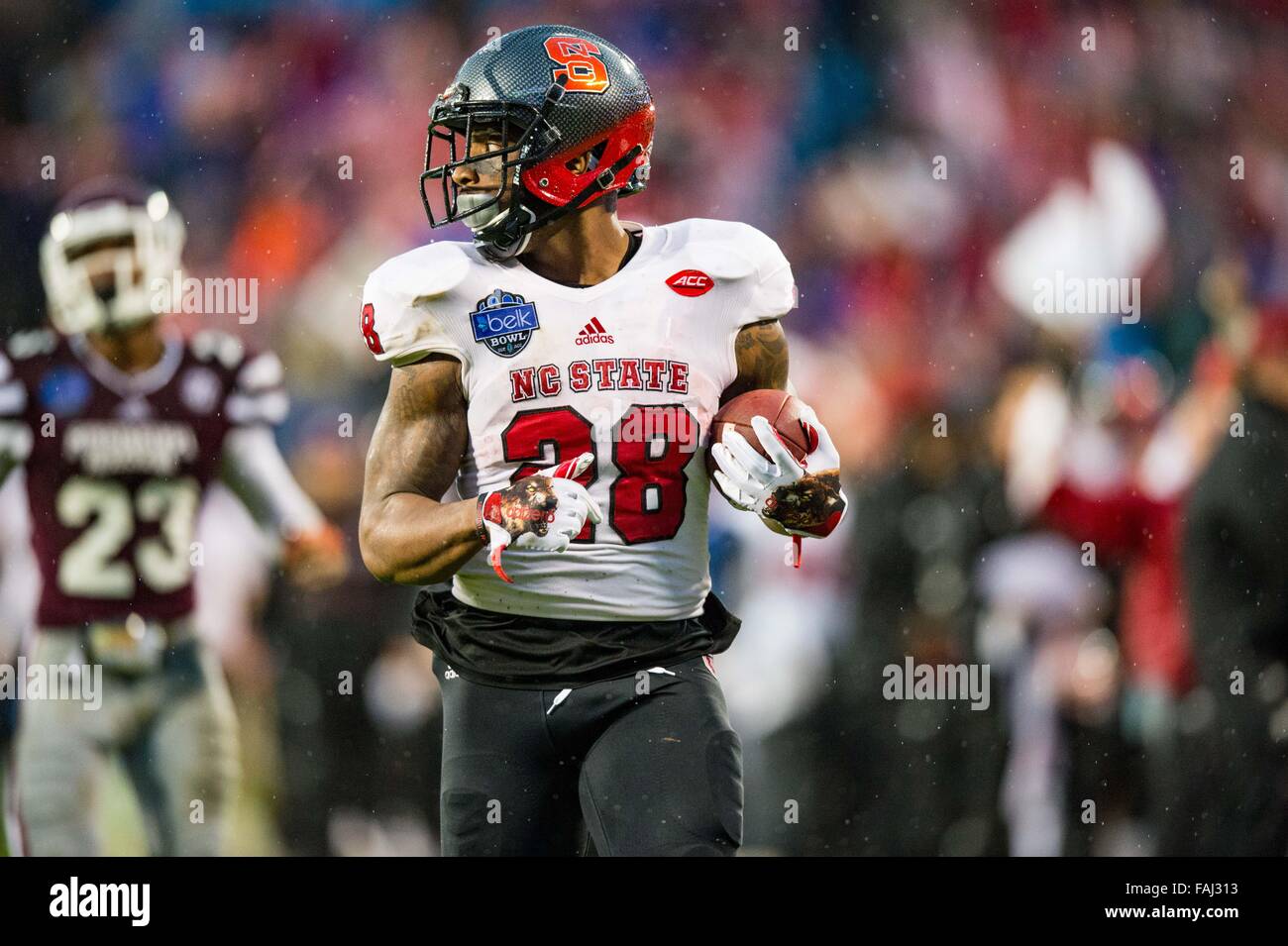 Charlotte, NC, USA. 30. Dezember 2015. NC State-Tight-End Jaylen Samuels (28) während des Belk Schüssel College-Football-Spiels zwischen NC und Mississippi Zustand auf Mittwoch, 30. Dezember 2015 bei Bank of America Stadium, in Charlotte, North Carolina. Bildnachweis: Cal Sport Media/Alamy Live-Nachrichten Stockfoto