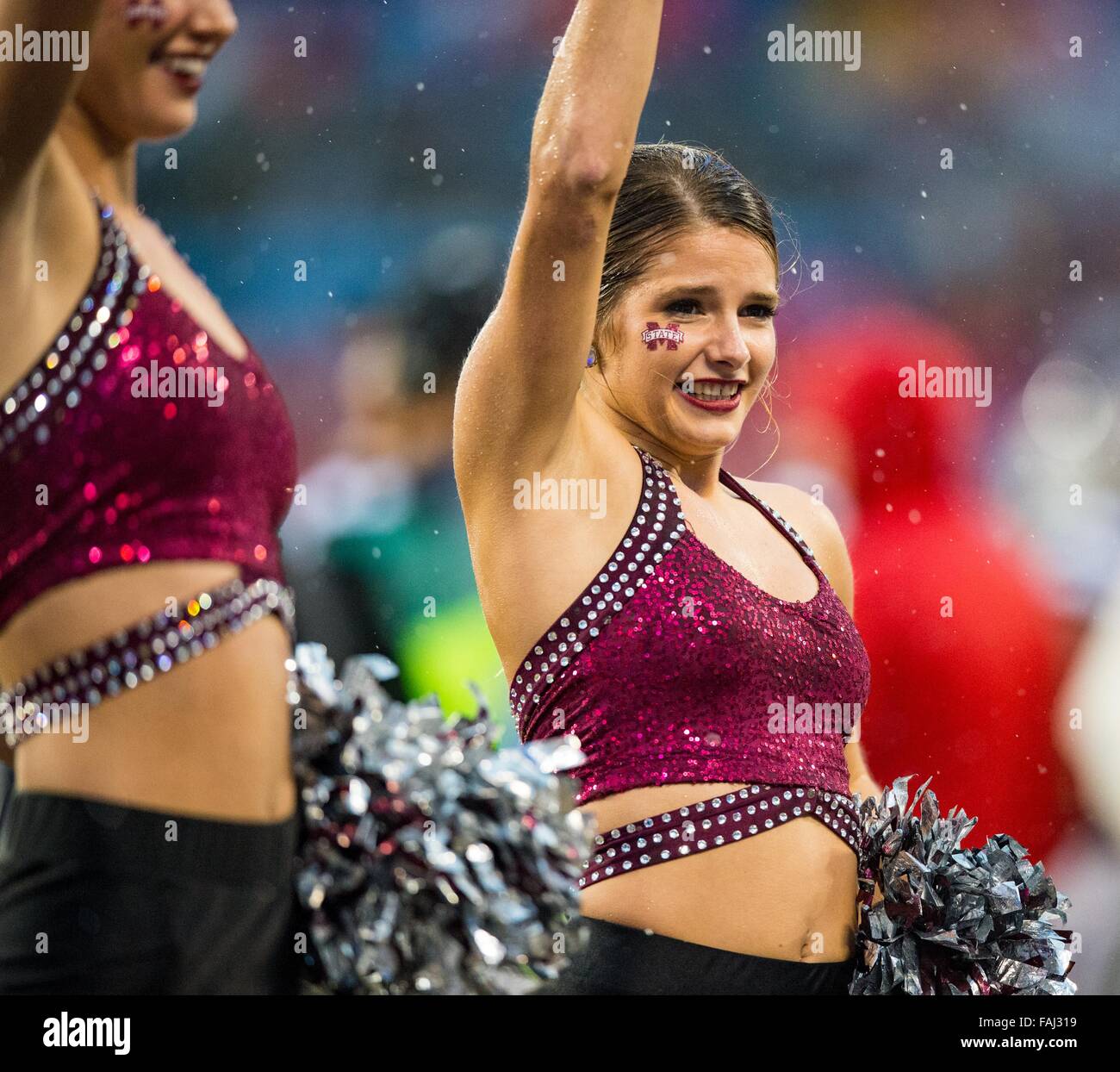 Charlotte, NC, USA. 30. Dezember 2015. Ein Mississippi State Cheerleader während des Belk Schüssel College-Football-Spiels zwischen NC und Mississippi Zustand auf Mittwoch, 30. Dezember 2015 bei Bank of America Stadium, in Charlotte, North Carolina. Bildnachweis: Cal Sport Media/Alamy Live-Nachrichten Stockfoto