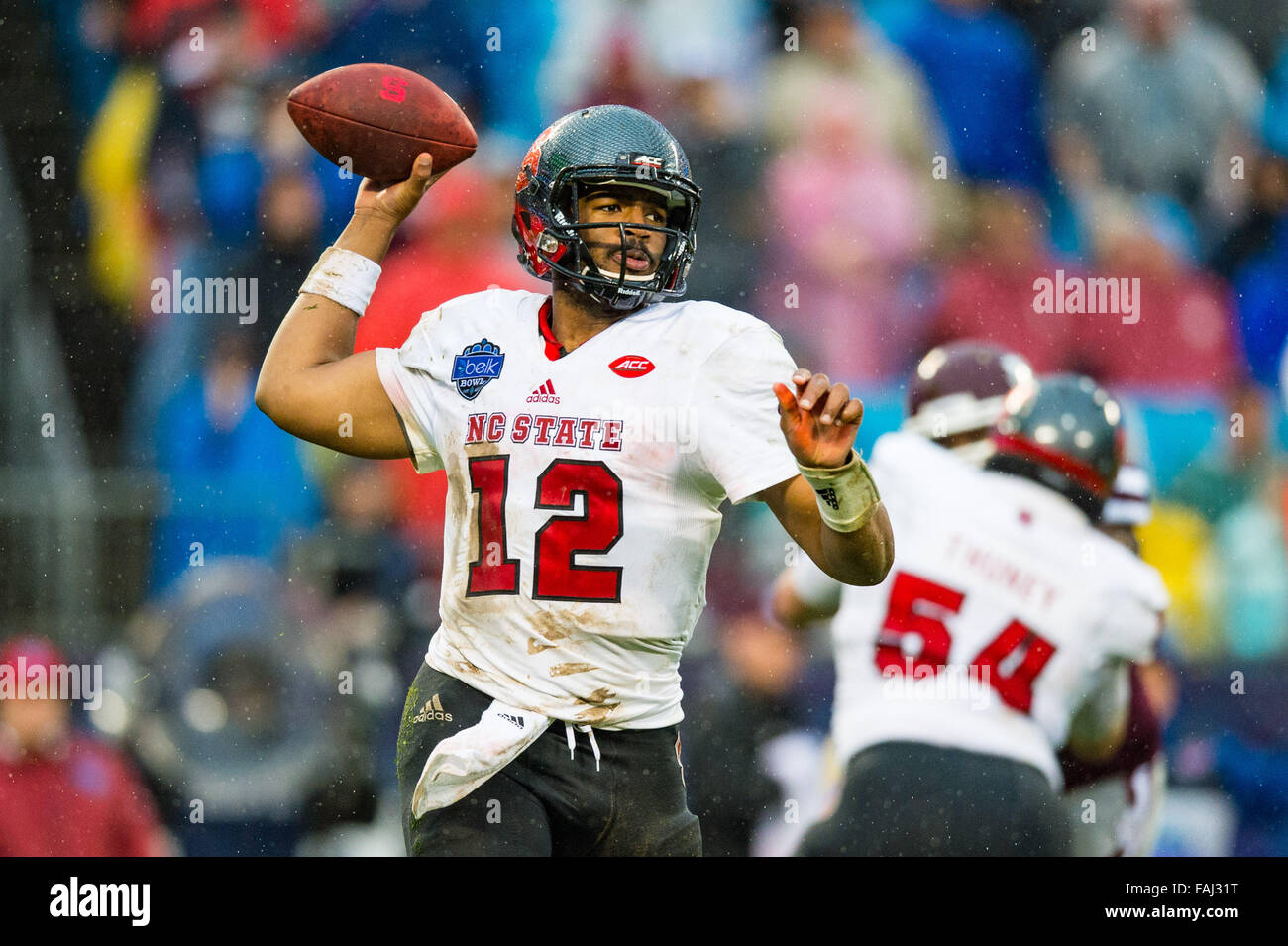 Charlotte, NC, USA. 30. Dezember 2015. NC State quarterback Jacoby Brissett (12) während des Belk Schüssel College-Football-Spiels zwischen NC und Mississippi Zustand auf Mittwoch, 30. Dezember 2015 bei Bank of America Stadium, in Charlotte, North Carolina. Bildnachweis: Cal Sport Media/Alamy Live-Nachrichten Stockfoto