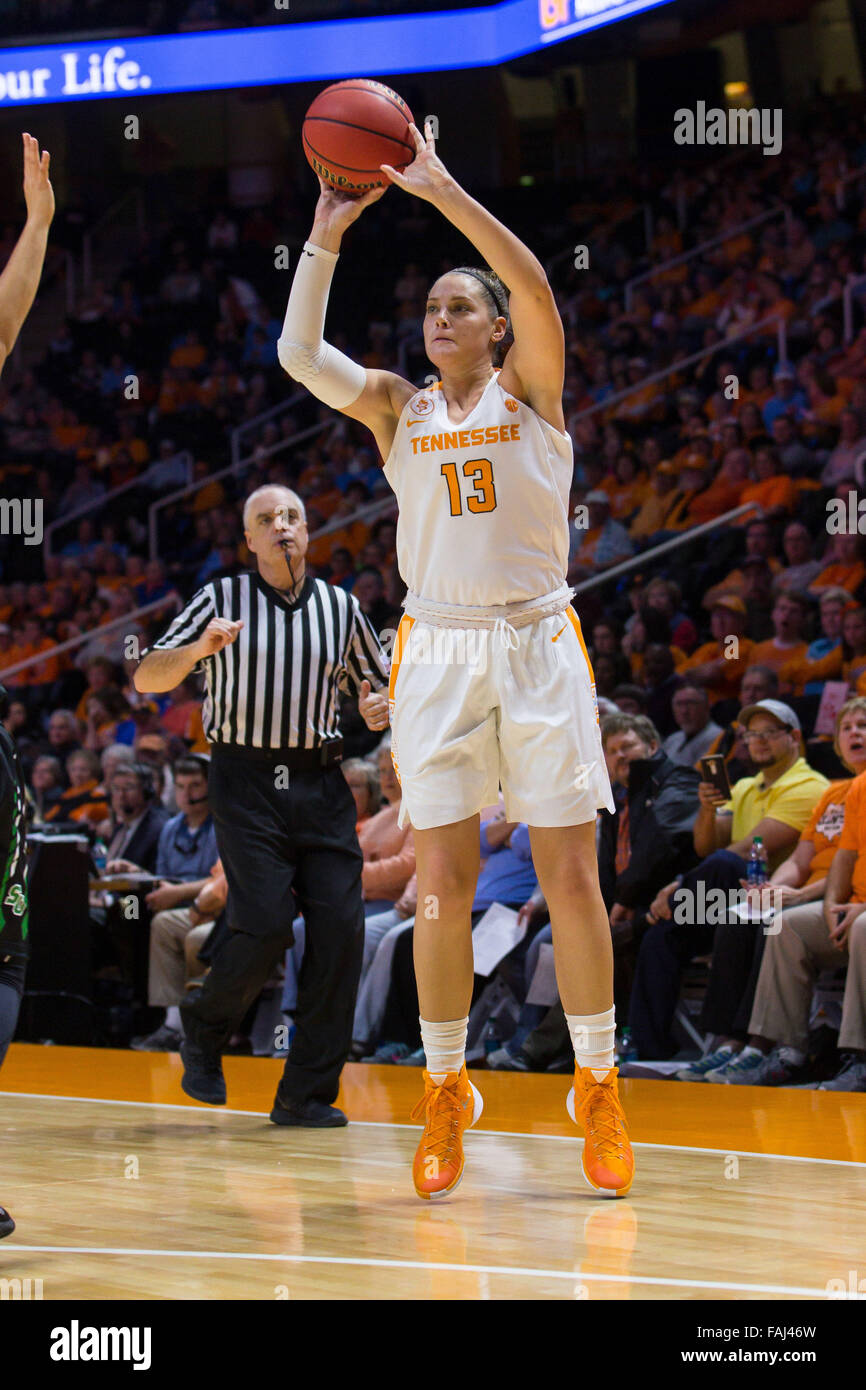 30. Dezember 2015: Kortney Dunbar #13 der Tennessee Lady Freiwilligen schießt den Ball während der NCAA Basketball-Spiel zwischen der University of Tennessee Lady Freiwilligen und der Stetson University Hutmacher in der Thompson-Boling-Arena in Knoxville TN Tim Gangloff/CSM Stockfoto