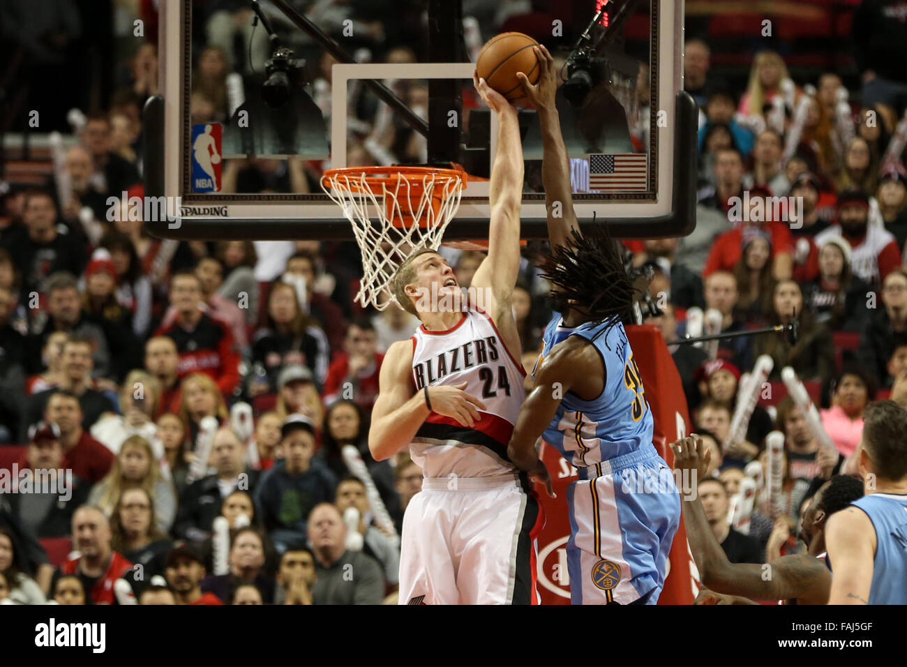 Portland, Oregon, USA. 30. Dezember 2015. MASON PLUMLEE (24) blockiert die Aufnahme von KENNETH FARIED (35) in den letzten Momenten des Spiels. Die Portland Trail Blazers veranstaltete die Denver Nuggets im Moda Center am 30. Dezember 2015. Foto von David Blair Credit: David Blair/ZUMA Draht/Alamy Live-Nachrichten Stockfoto