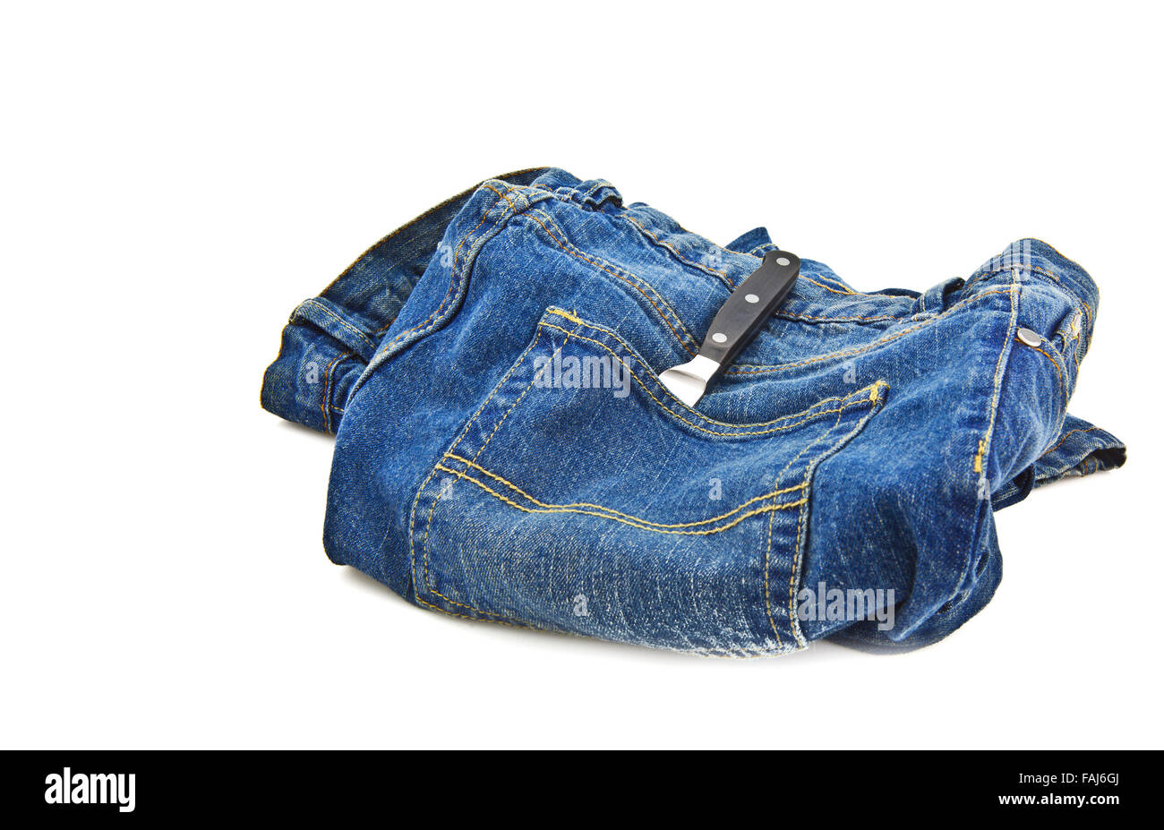 Blue Jeans-Tasche mit Küchenmesser auf weißem Hintergrund Stockfoto