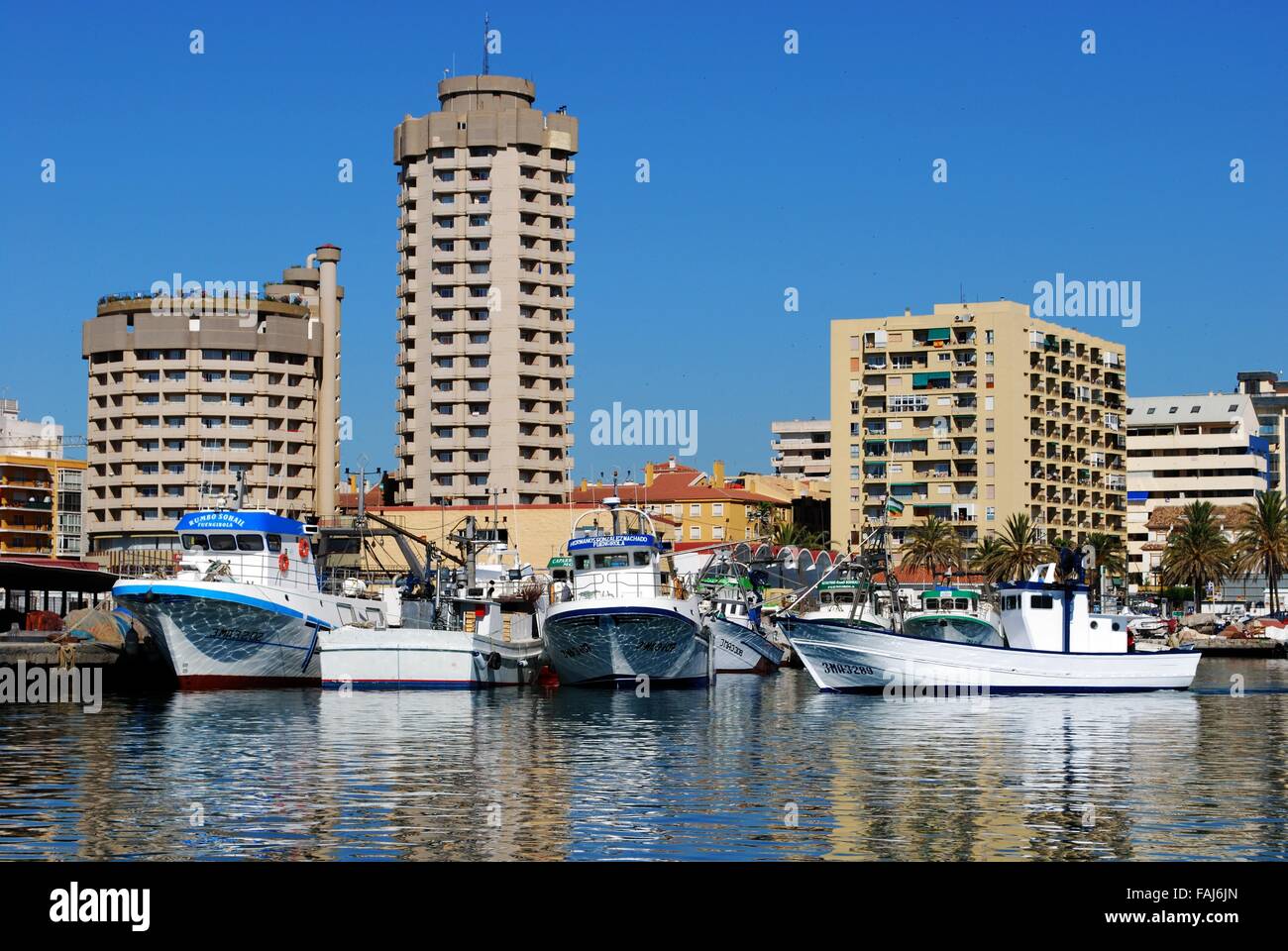 Traditionelle Fischtrawler in der Provinz Hafen von Fuengirola, Malaga, Andalusien, Spanien, Westeuropa. Stockfoto