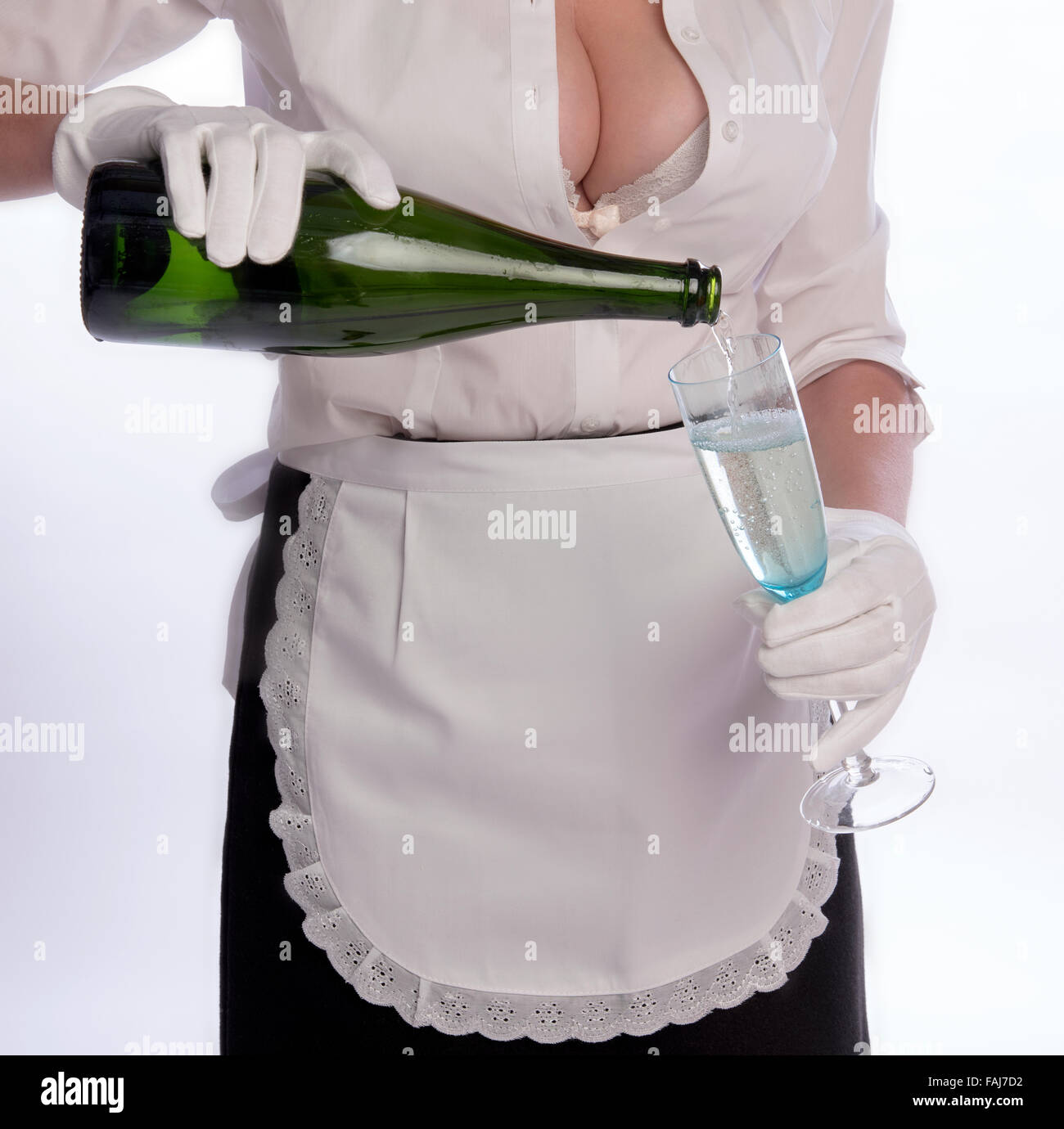 Kellnerin in sexy Uniform enthüllt BH gießen ein Glas Sekt Stockfotografie  - Alamy