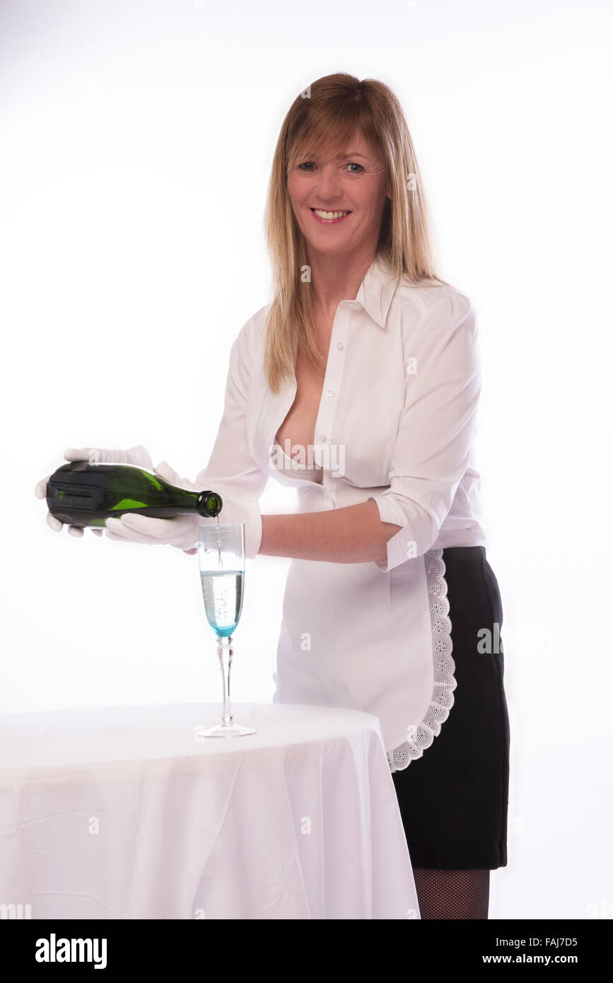 Kellnerin In Sexy Uniform Enthüllt Bh Gießen Ein Glas Sekt Stockfoto