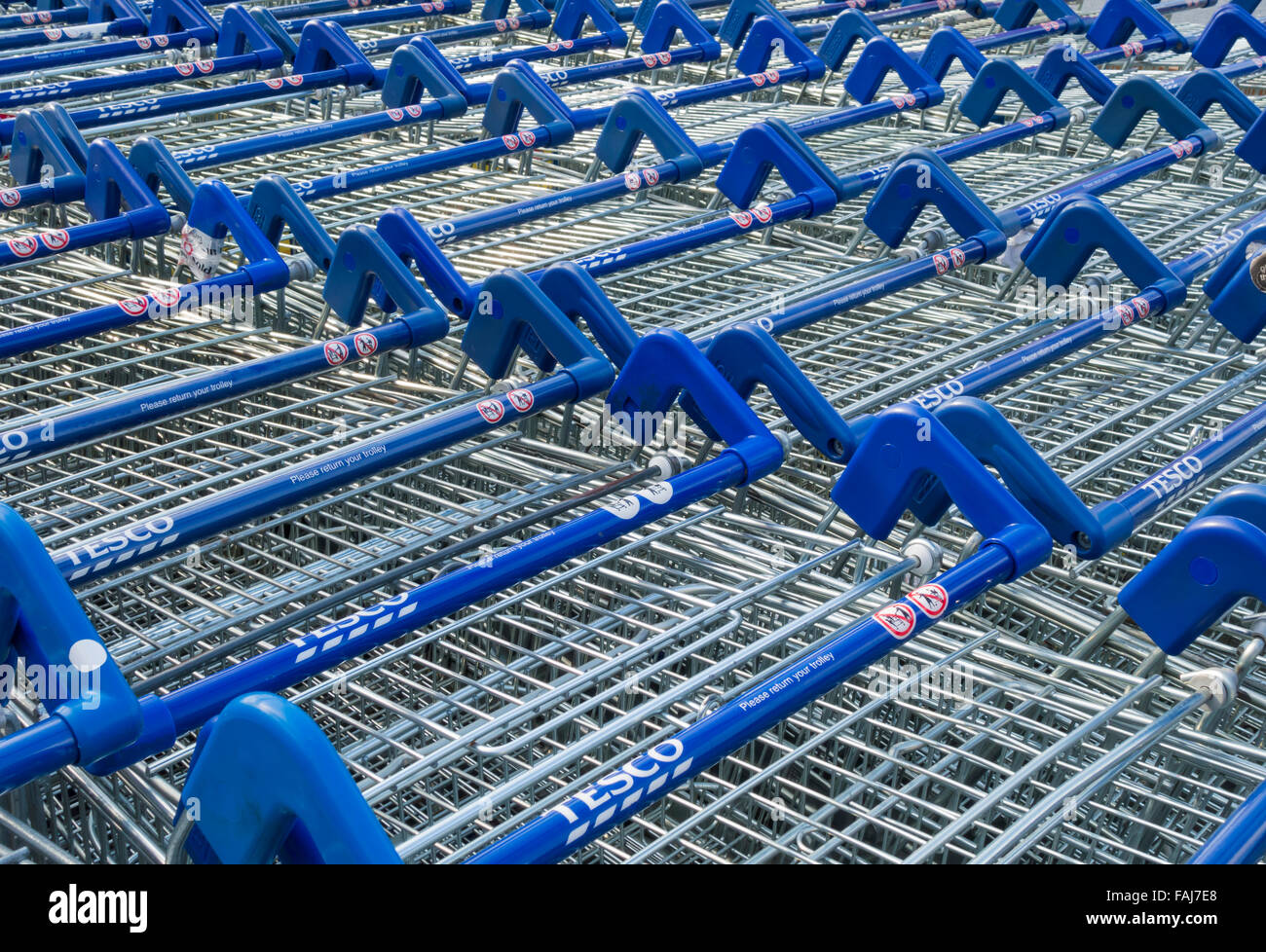 Tesco Einkaufswagen. Stockfoto