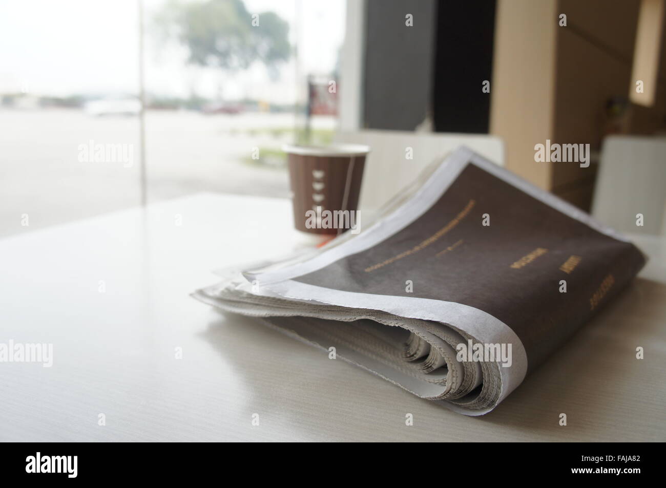 Zeitung und Kaffee Tasse auf Tisch Stockfoto