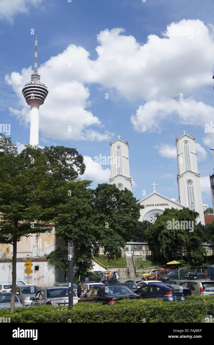 St.-Johannes-Kathedrale in Kuala Lumpur, Malaysia mit KL Tower in der Nähe. Moderne Rassen multireligiösen Landes Stockfoto