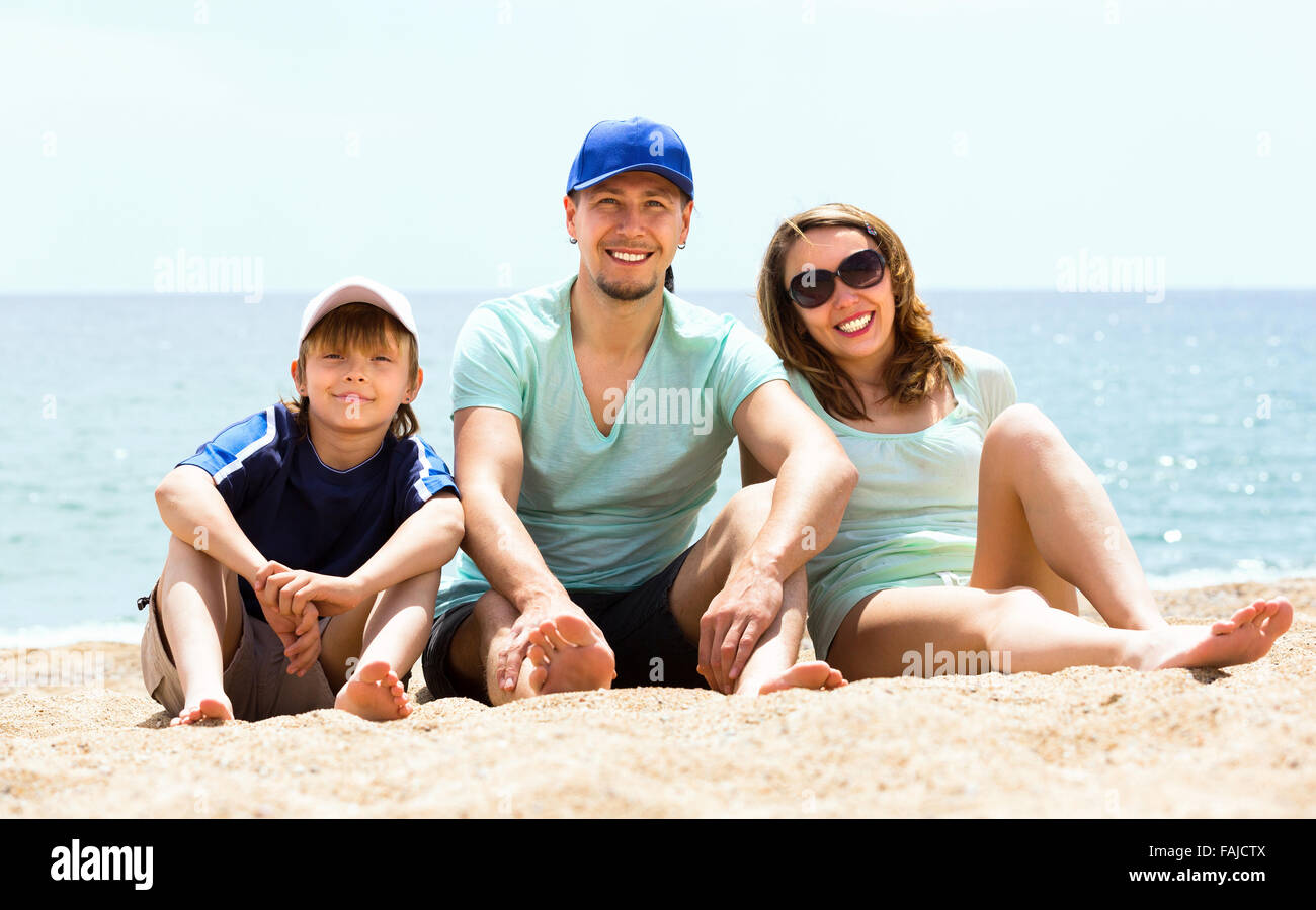 Glückliche Mittelschicht Familie mit Sohn im Urlaub am Meer Stockfotografie  - Alamy