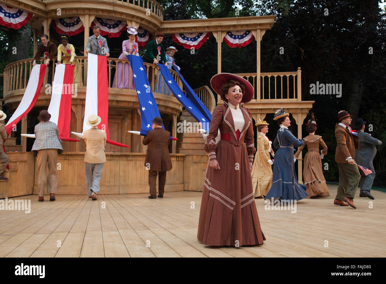 Musical Hello Dolly! an des Regents Park Open Air Theatre, London mit Samantha Spiro als Dolly. Stockfoto