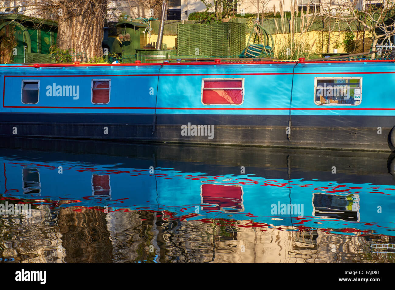 Leuchtend blau & rot Kanalboot mit starken Wasserspiegelungen, Regent es Canal, London Stockfoto
