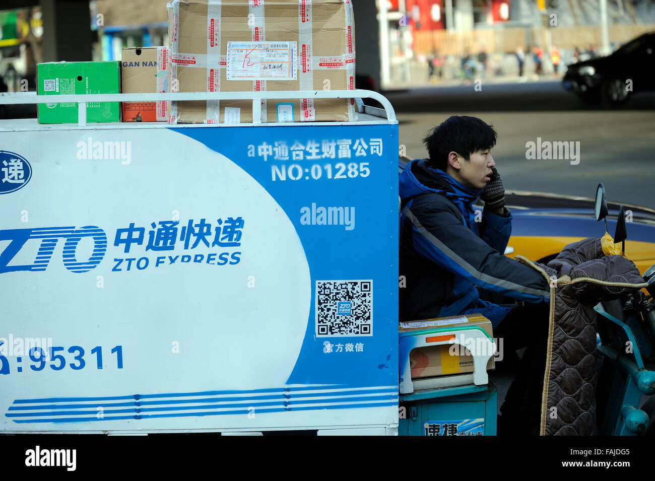 Einem Elektro-Dreirad für Online-shopping express-Lieferung-shuttles auf der Straße in Peking, China. Stockfoto