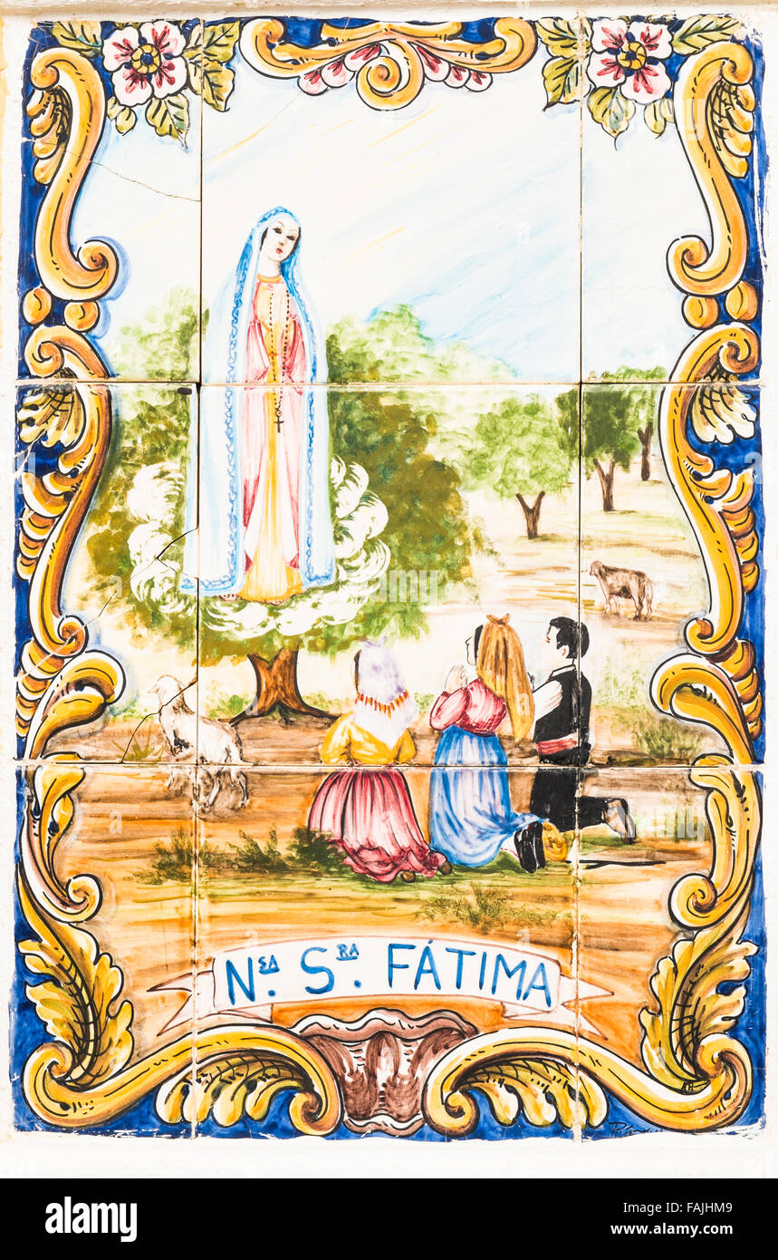 Technik der traditionellen Azulejo Fliesen Gemälde zeigt die Erscheinung der Jungfrau Maria, die anscheinend von drei Hirten erfahren Stockfoto