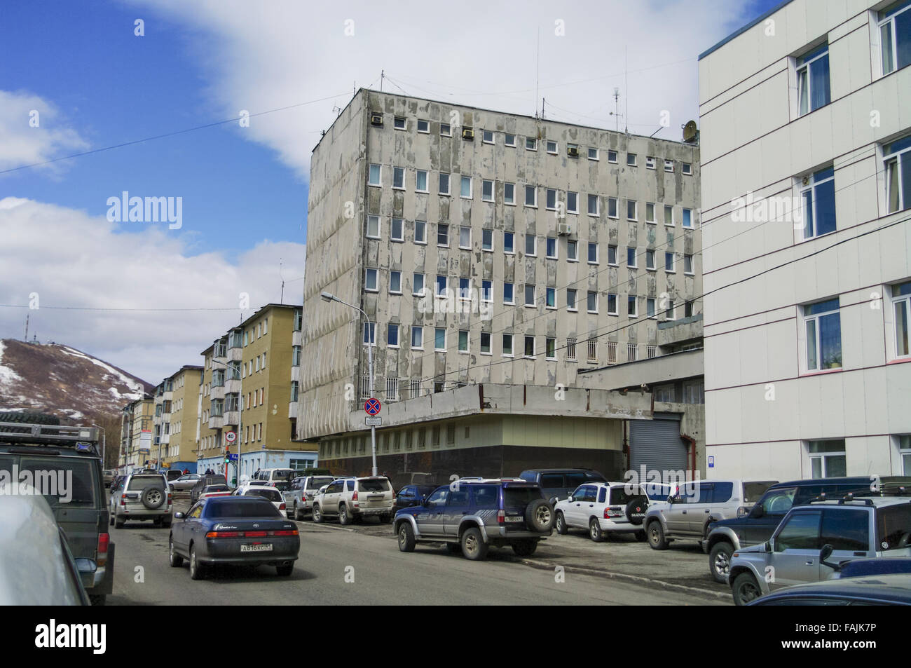 Gebäude in Sowjetskaja-Straße, Innenstadt heruntergekommen Petropavlovsk-Kamchatskiy, Kamtschatka, Russische Föderation. Stockfoto