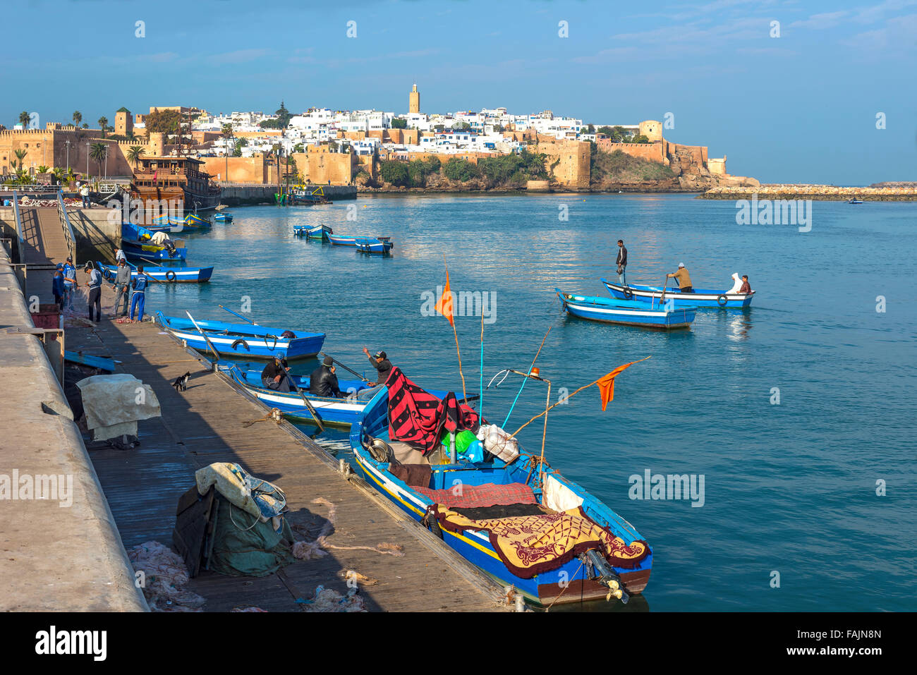 Rabat, Marokko - 11. Dezember 2015: Angelboote/Fischerboote in Rabat Fischereihafen, befindet sich im Fluss Bou Regreg an der Mündung des Atl Stockfoto