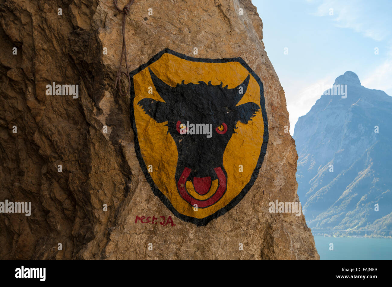 Wappen des Kantons Uri. Wandbild auf einen Tunneleingang der alten Axenstrasse Straße. Kanton Uri, Schweiz. Stockfoto
