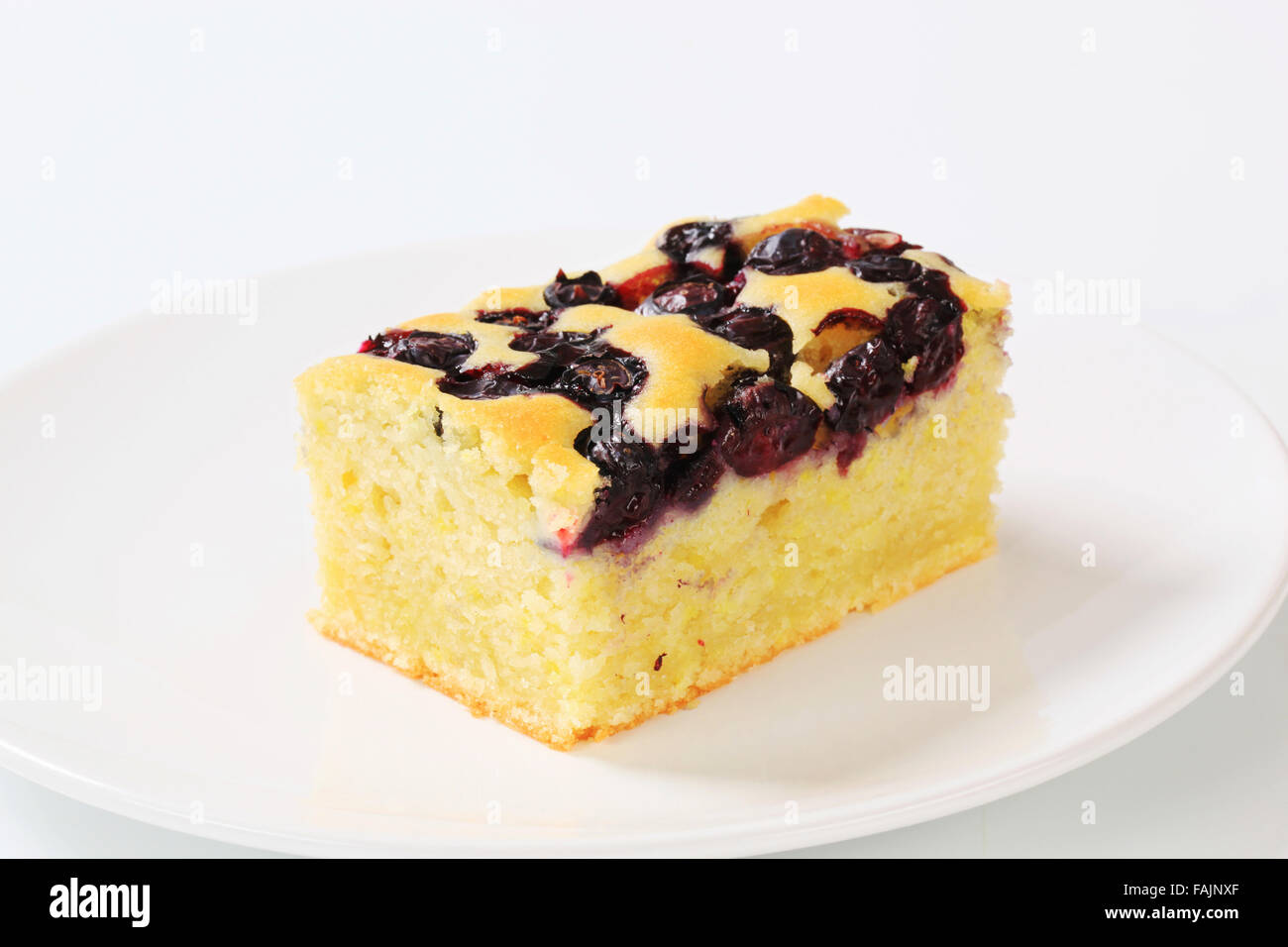 ein Stück hausgemachte Heidelbeer-Kuchen auf einem weißen Teller Stockfoto