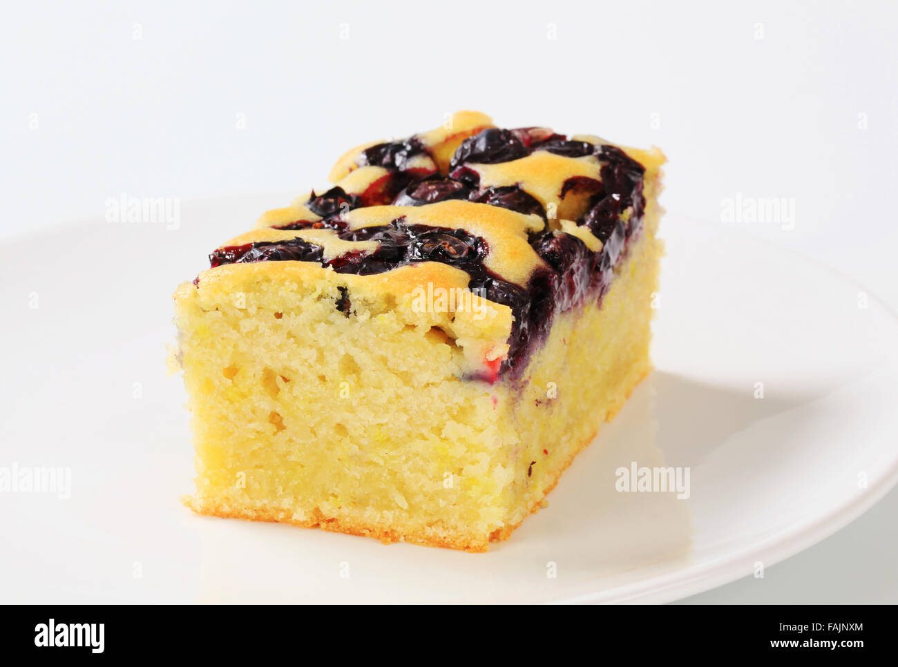 ein Stück hausgemachte Heidelbeer-Kuchen auf einem weißen Teller Stockfoto