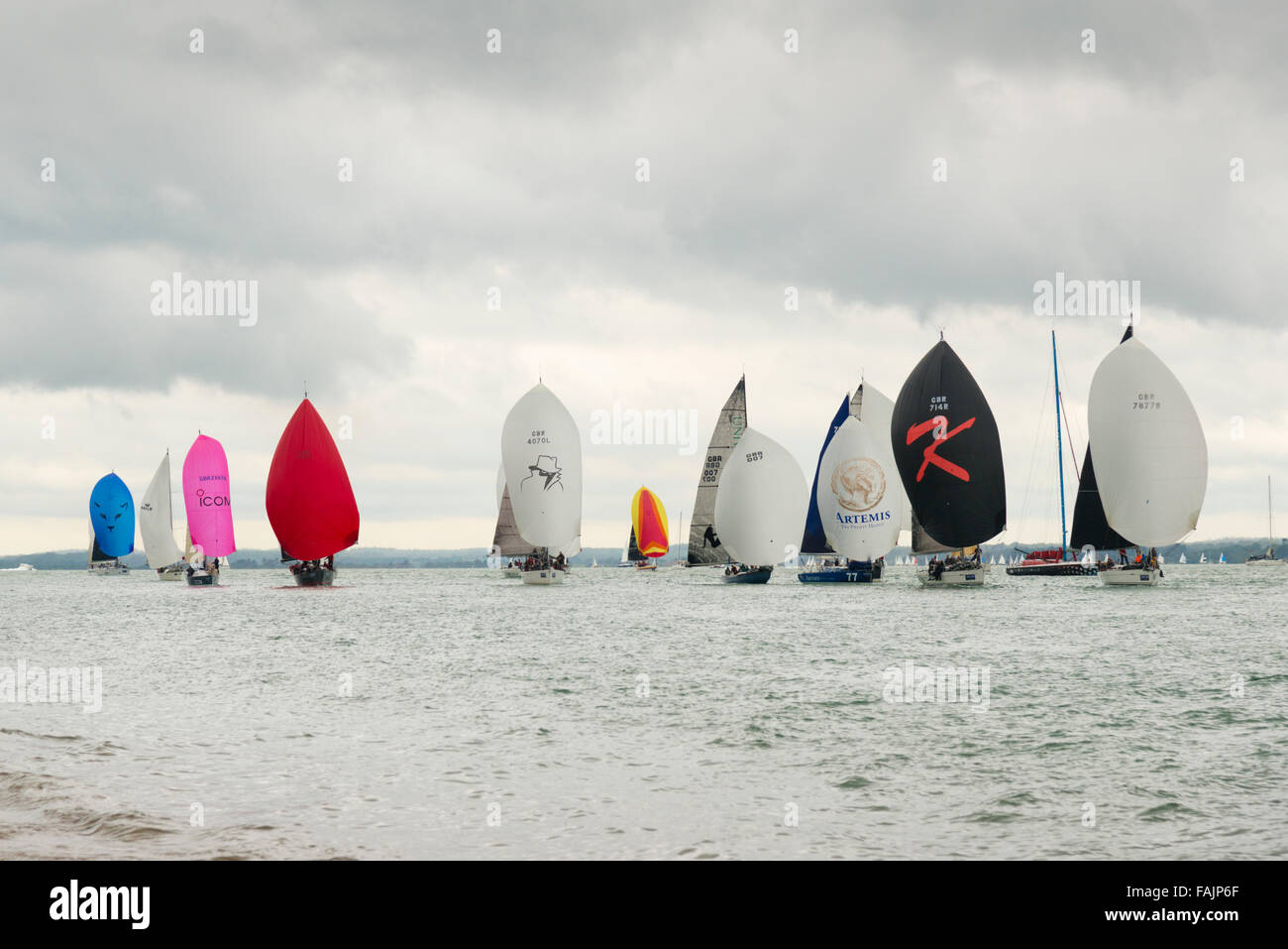 Segelboote und Yachten der Cowes Week Yacht Rennen auf der Isle Of Wight-UK Stockfoto