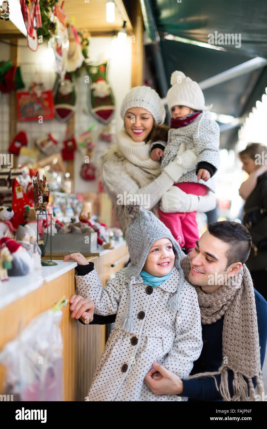 Jung, lächelnd vierköpfige Familie am Weihnachtsmarkt. Selektiven Fokus auf den Menschen Stockfoto