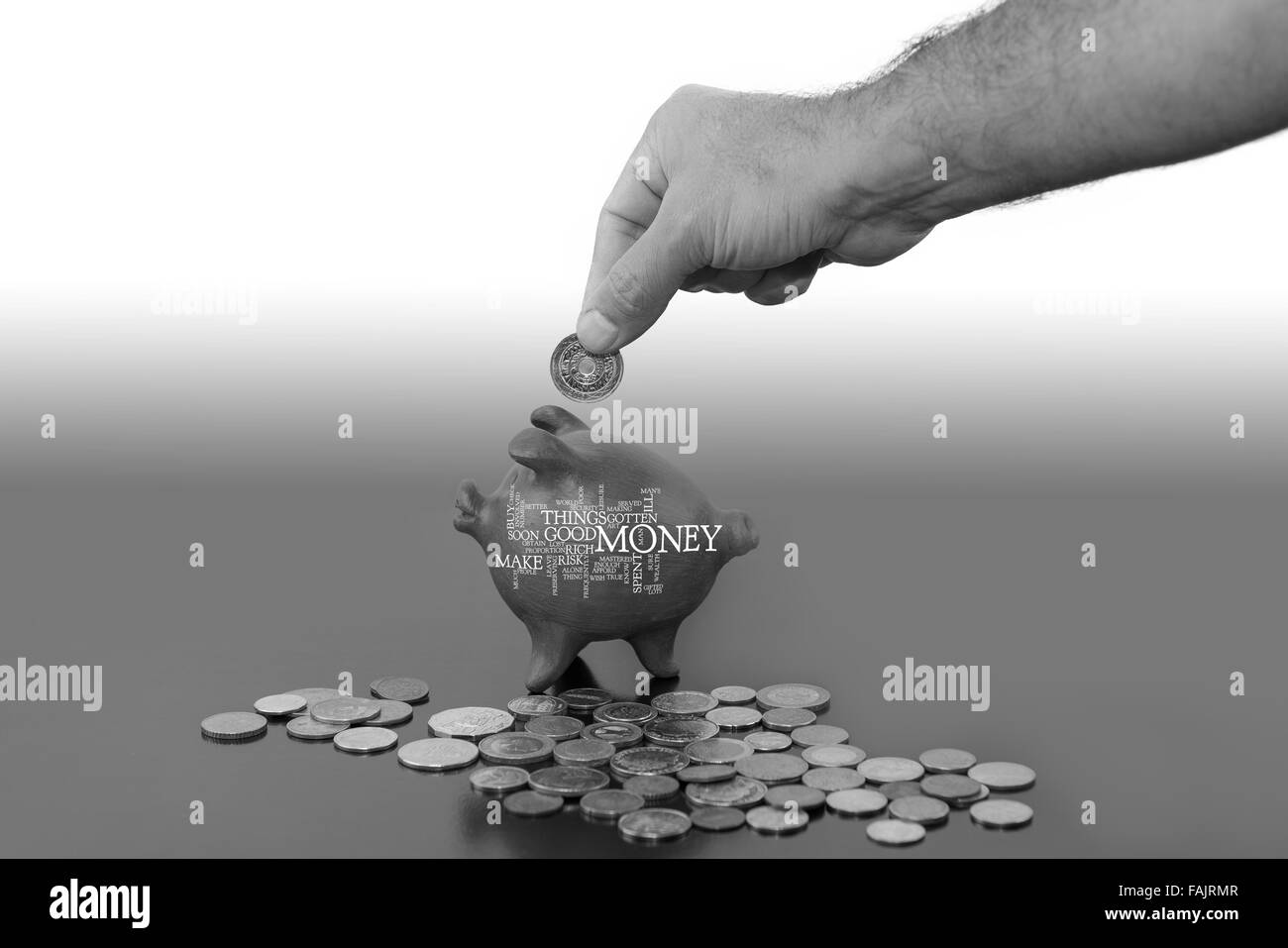 Chancitos 3 Beinen Schwein mit Münzen und männliche Hand, Münze in ein Sparschwein. Stockfoto