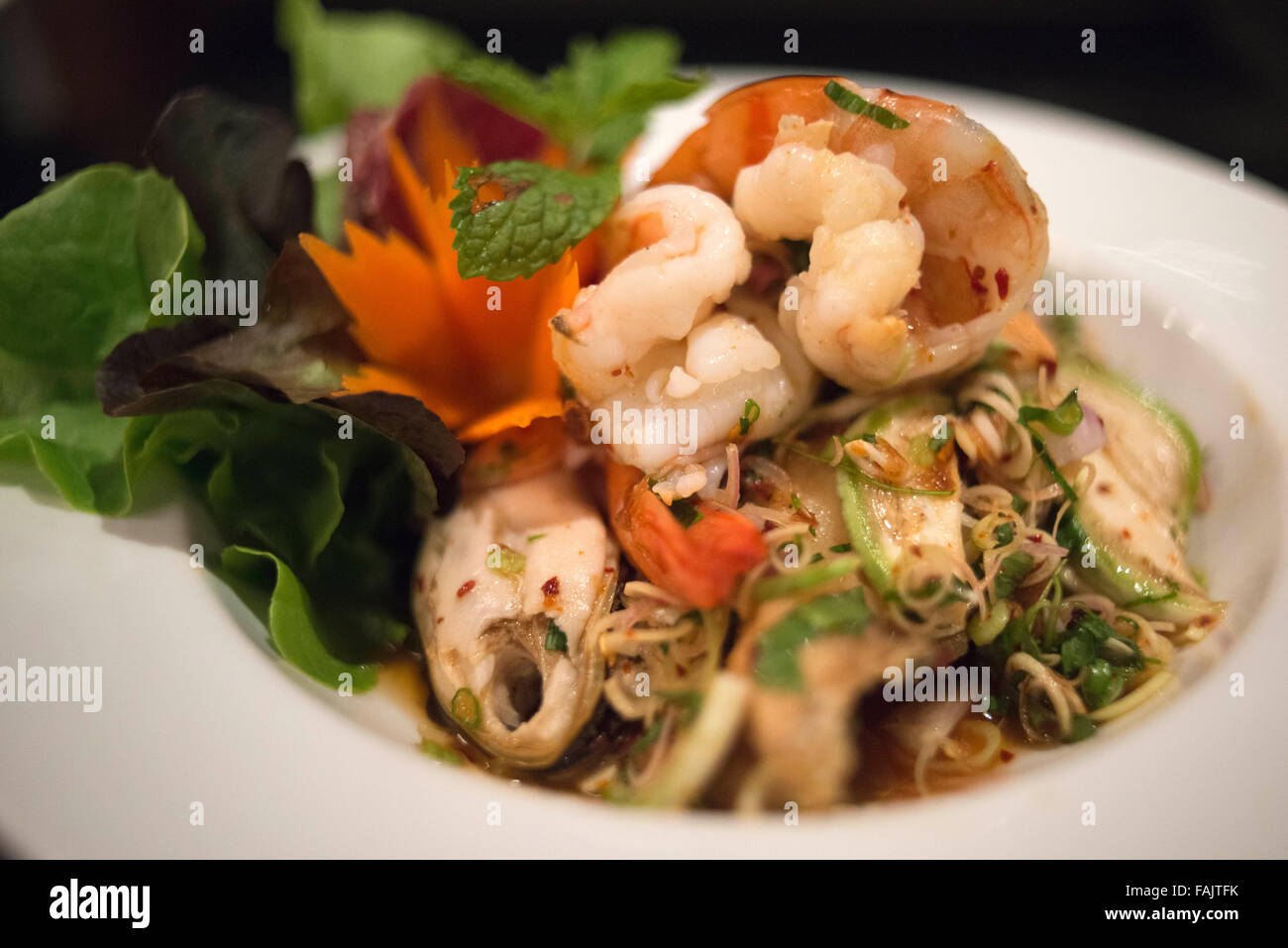 Thai-Küche. Goong Phao Nam Pla warnen. Ghar-gegrillte Tigergarnelen mit Tamarinde Sause. Restaurant, Hotel, Shangri La, Bangkok thail Stockfoto