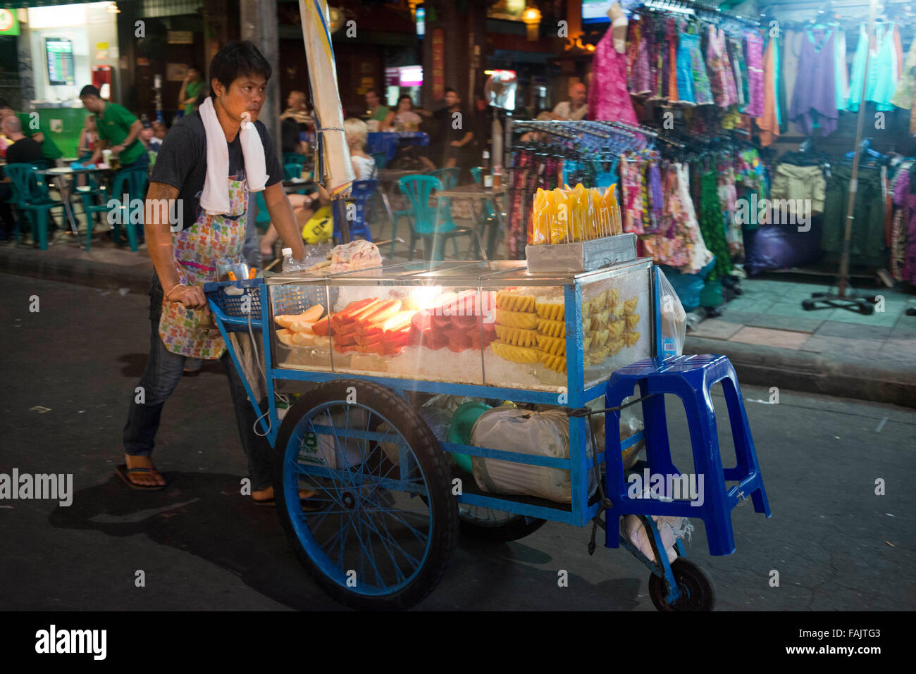 Obst lagern Straßenstand, Khao San Road, Bangkok, Thailand. Khaosan Road oder Khao San Road ist eine kurze Straße im Zentrum von Bangkok, Stockfoto