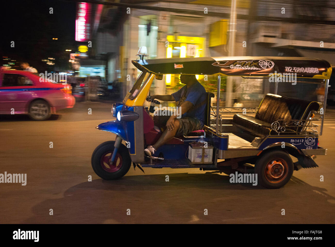 Tuk-Tuk-Fahrer das Newpaper lesen. Tuk-Tuks oder "Sam Lor" (Dreirad) verwendet, um jedermanns Lieblings Art der Fortbewegung Stockfoto