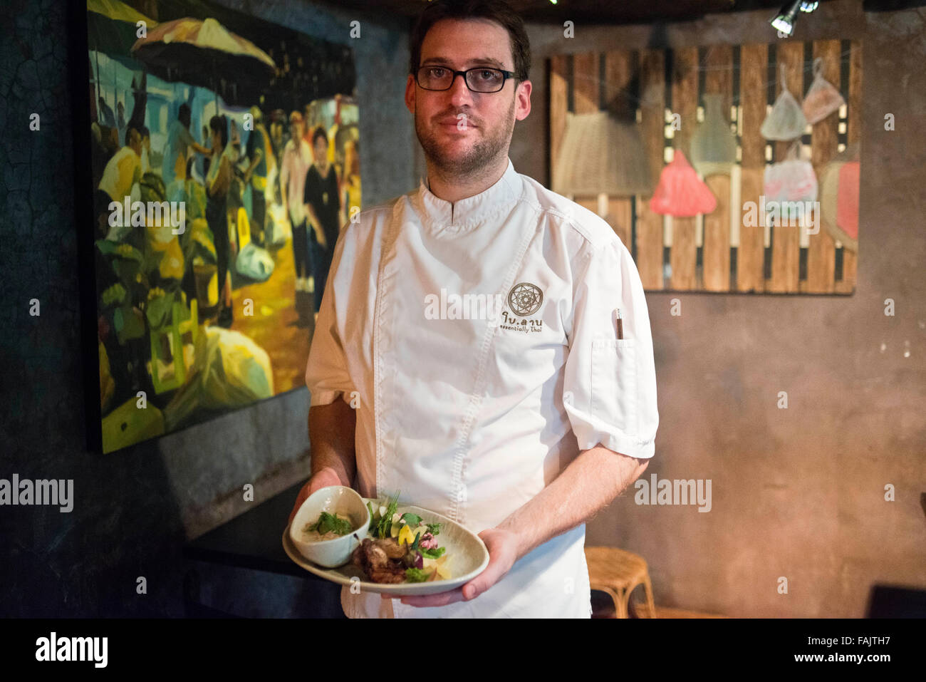Restaurant Bo Lan in Bangkok. Chef Dylan Jones entsteht, stellt sich. Er ist der zweite Teil der Bo.lan Tandem, Küchenchef Bo Ehemann und Vater von Keith. "Bo bald hier sein," teilt er mir mit. Es ist schwer vorstellbar, dass diese australische Küchenchef nur in Thailand seit fünf Jahren, hat denn er spricht, schreibt und Thai fließend liest. Stockfoto