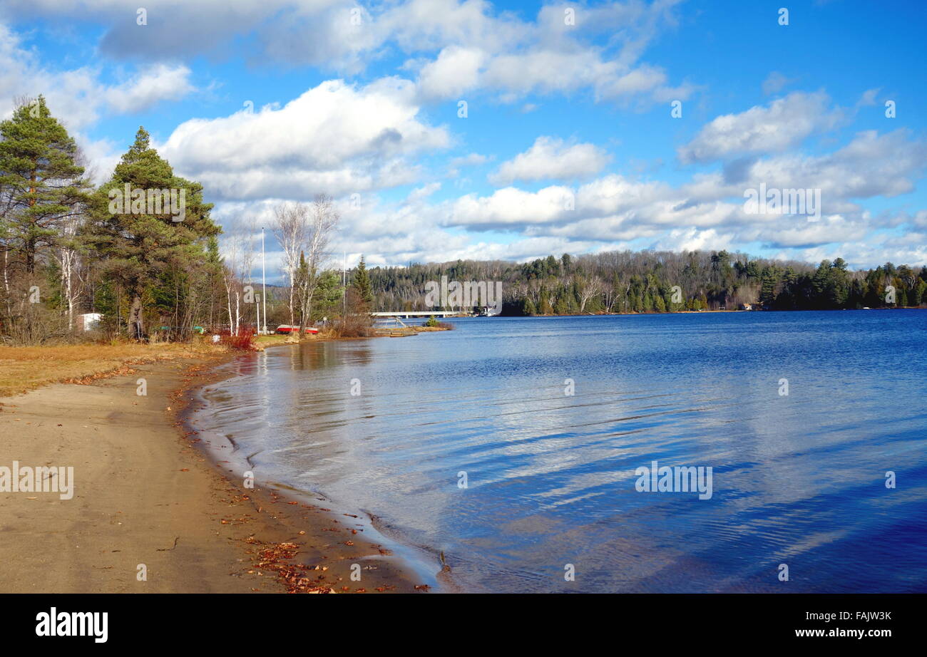 Sandstrand auf einem kleinen See in Muskoka Region, Ontario Stockfoto