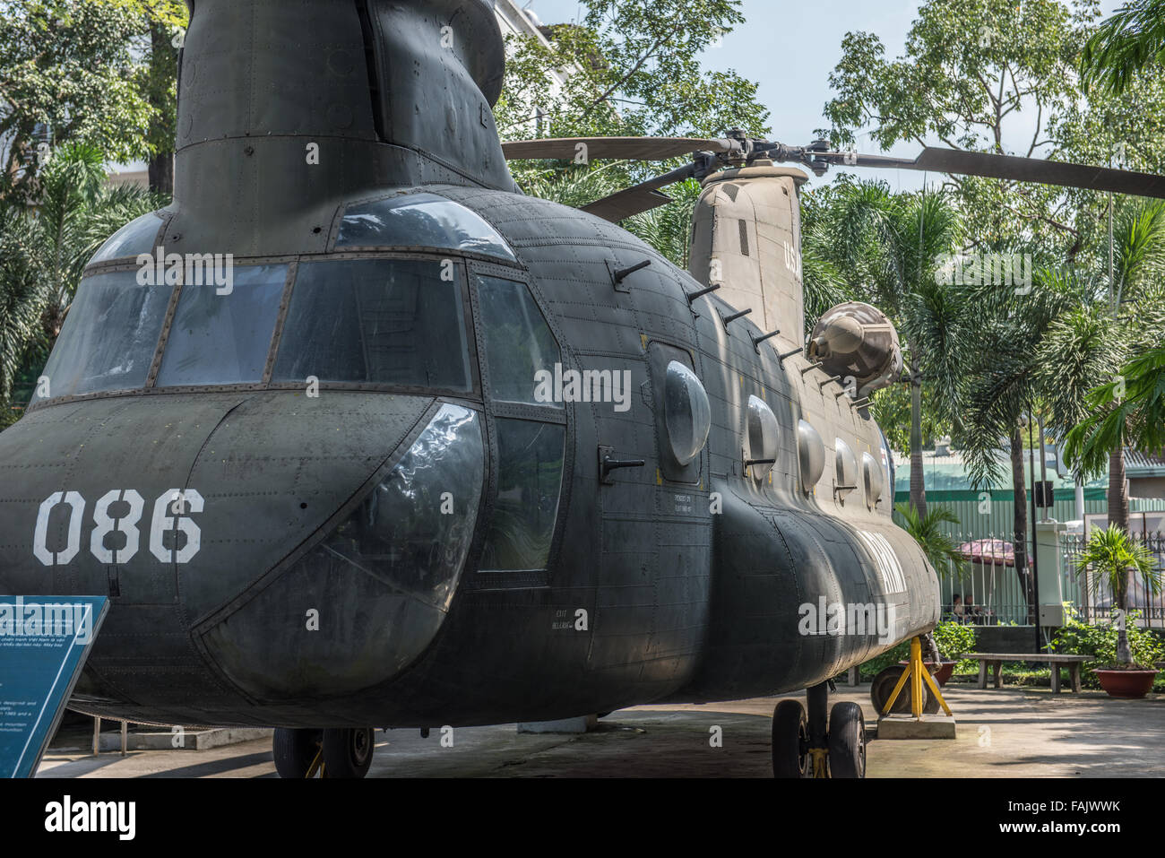 Chinook-Hubschrauber aus dem Vietnam-Krieg Krieg gehalten War Remnants Museum in Ho-Chi-Minh-Stadt. Krieg-Ausrüstungen, die im Zusammenhang mit 1. und 2 Stockfoto