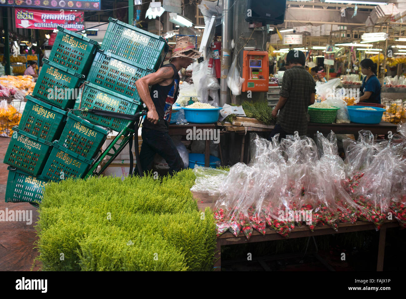 Arbeiter. Landwirtschaftliches Erzeugnis Zentralmarkt Wang Burapha Phirom. Ban Mo Straße. Bangkok. Asien. Pak Khlong Talat (Blumenmarkt). Stockfoto