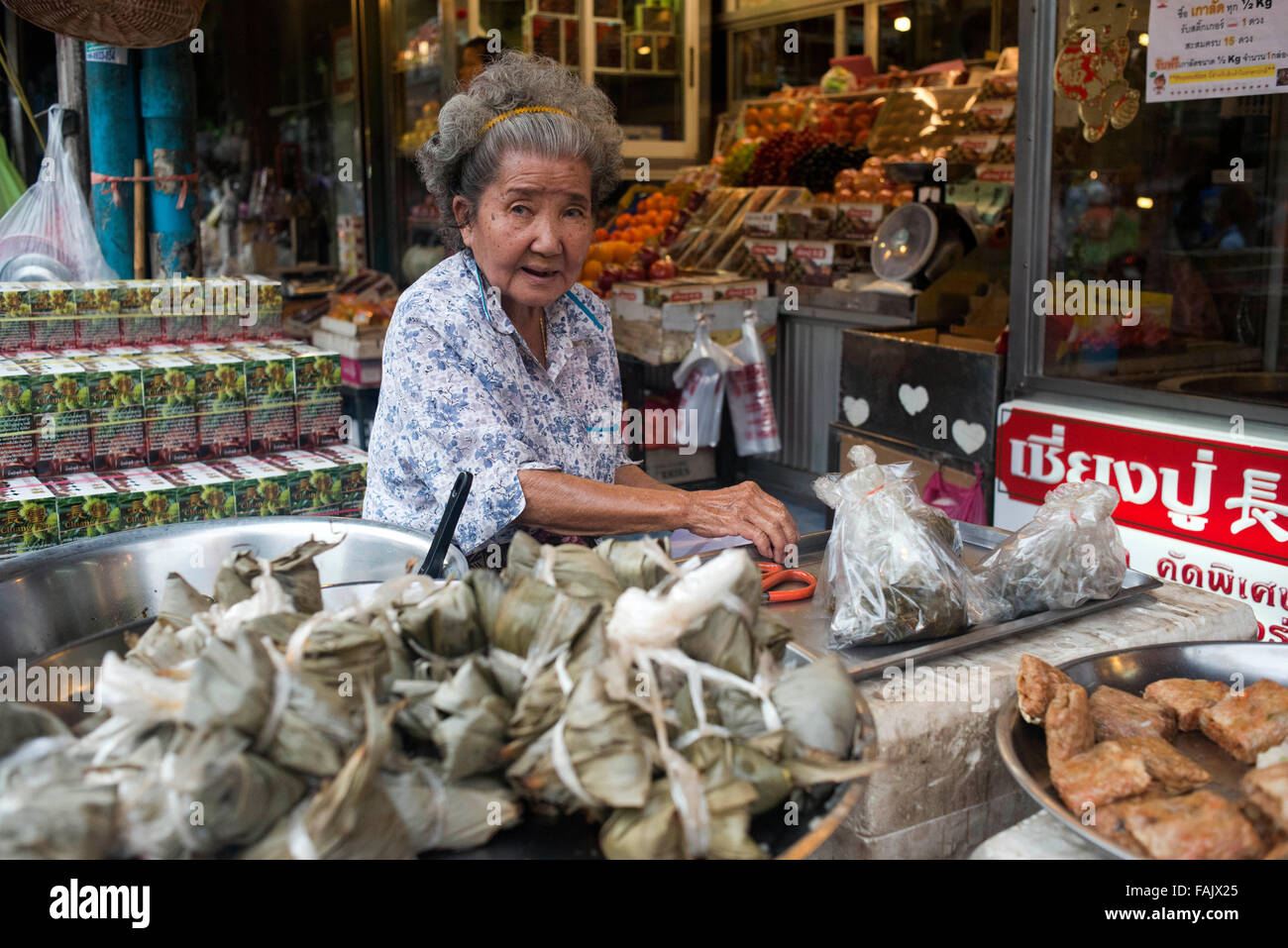Markt Stall und Street Essen in Chinatown Bangkok, Thailand vorbereitet. Yaowarat, Bangkoks Chinatown ist weltweit die meisten r Stockfoto
