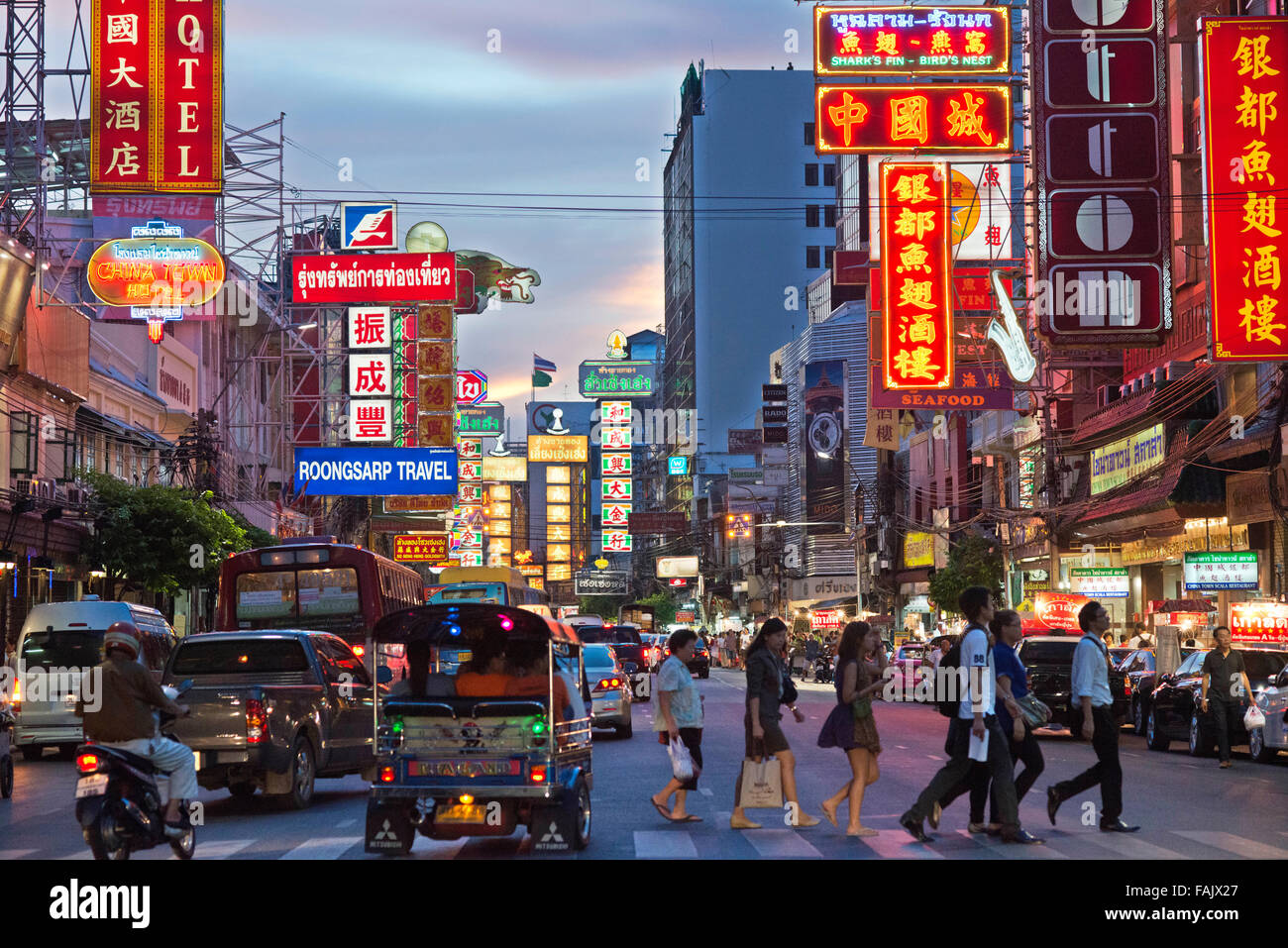 Blick auf Thanon Yaowarat Straße bei Nacht in Zentralthailand Chinatown-Viertel von Bangkok. Yaowarat und Phahurat ist Bangkoks mu Stockfoto