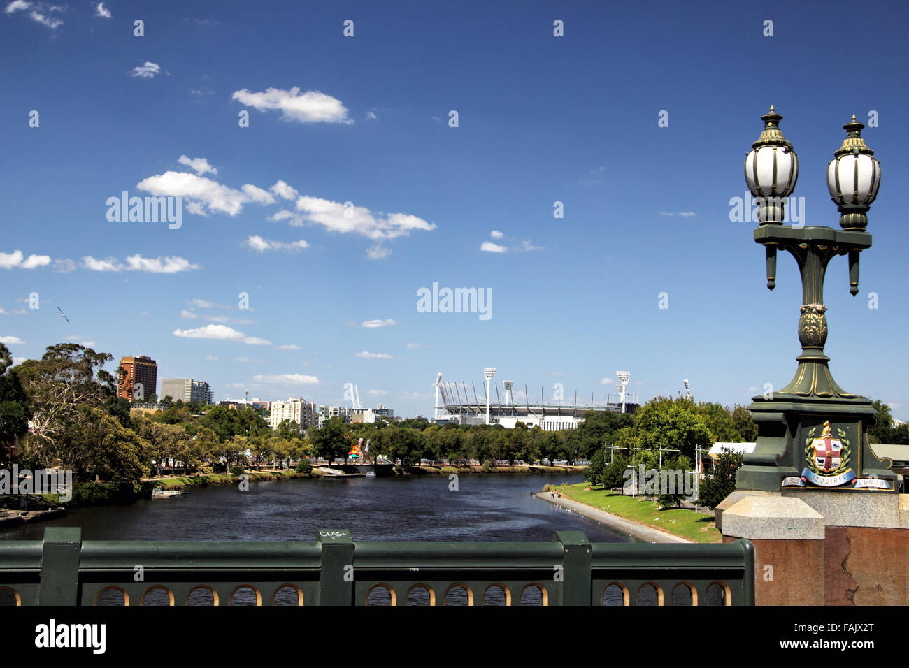 Yarra River und Melbourne Cricket Ground in der Innenstadt von Melbourne, Victoria, Australien, an einem sonnigen Sommertag. Stockfoto