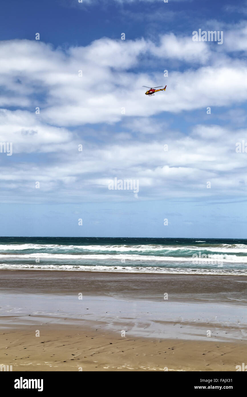Retten Sie Hubschrauber über den Strand in der Nähe von Lorne an der Great Ocean Road, Victoria, Australien. Stockfoto