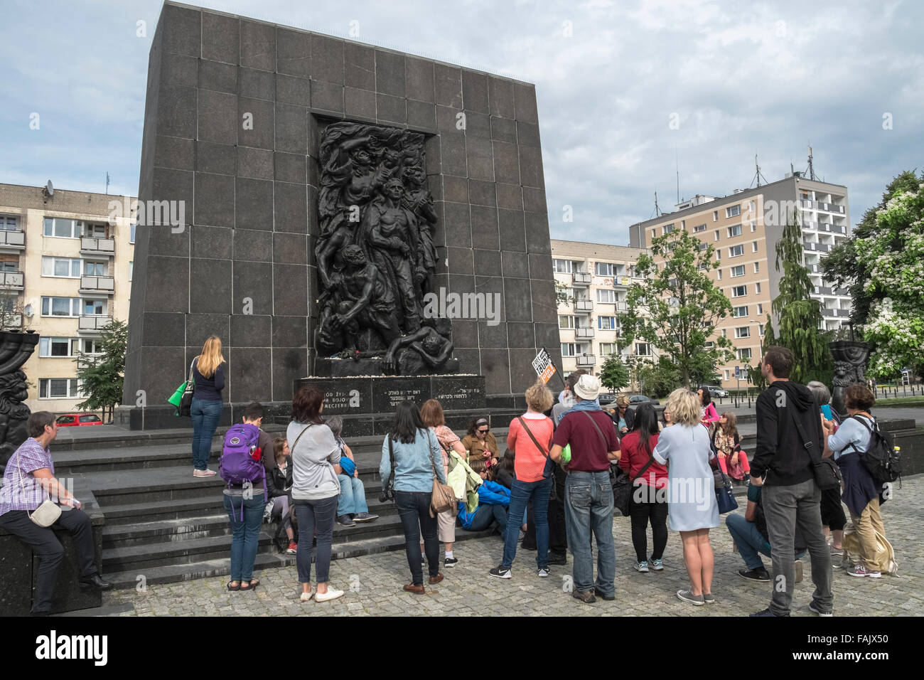 Touristen auf Führung im Warschauer Ghetto Heroes Monument, Warschau, Polen. Stockfoto