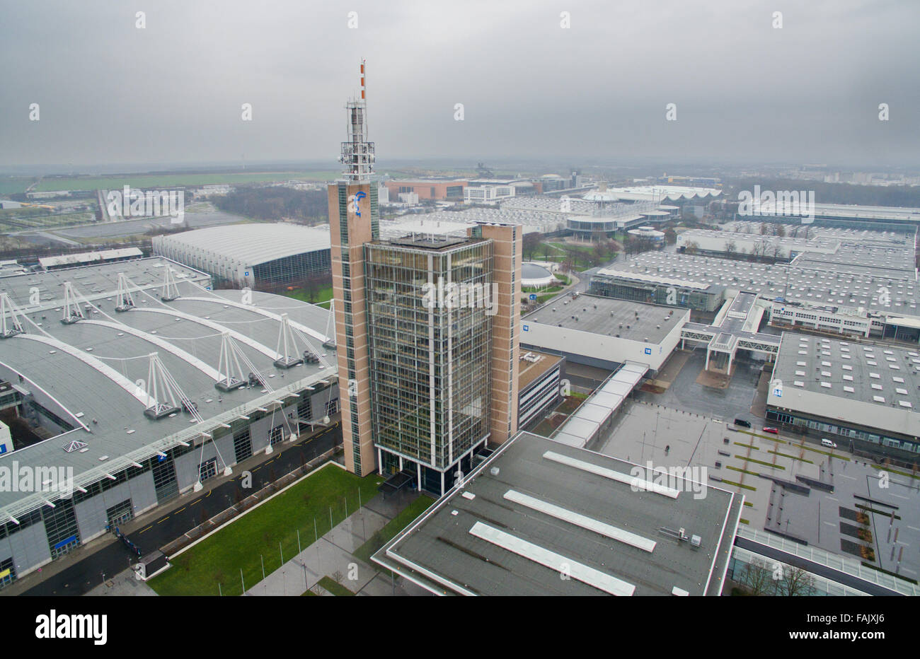 Eine Luftaufnahme von einer Drohne genommen zeigt das Messegelände in Hannover für die Hannover Messe, eine Messe, 31 Decemeber 2015 in Hannover, Deutschland. US-Präsident Obama nach Deutschland kommen, im April 2016 und zusammen mit der deutschen Bundeskanzlerin Angela Merkel (CDU), den Industrie-Handel fair "Hannover Messe" öffnen. Der USA ist das Partnerland der Messe 2016. Vom April 25 bis 29 dann sehen Show Veranstalter von rund 5.000 Unternehmen aus 70 Ländern ihre Produkte auszustellen. Foto: JULIAN STRATENSCHULTE/dpa Stockfoto