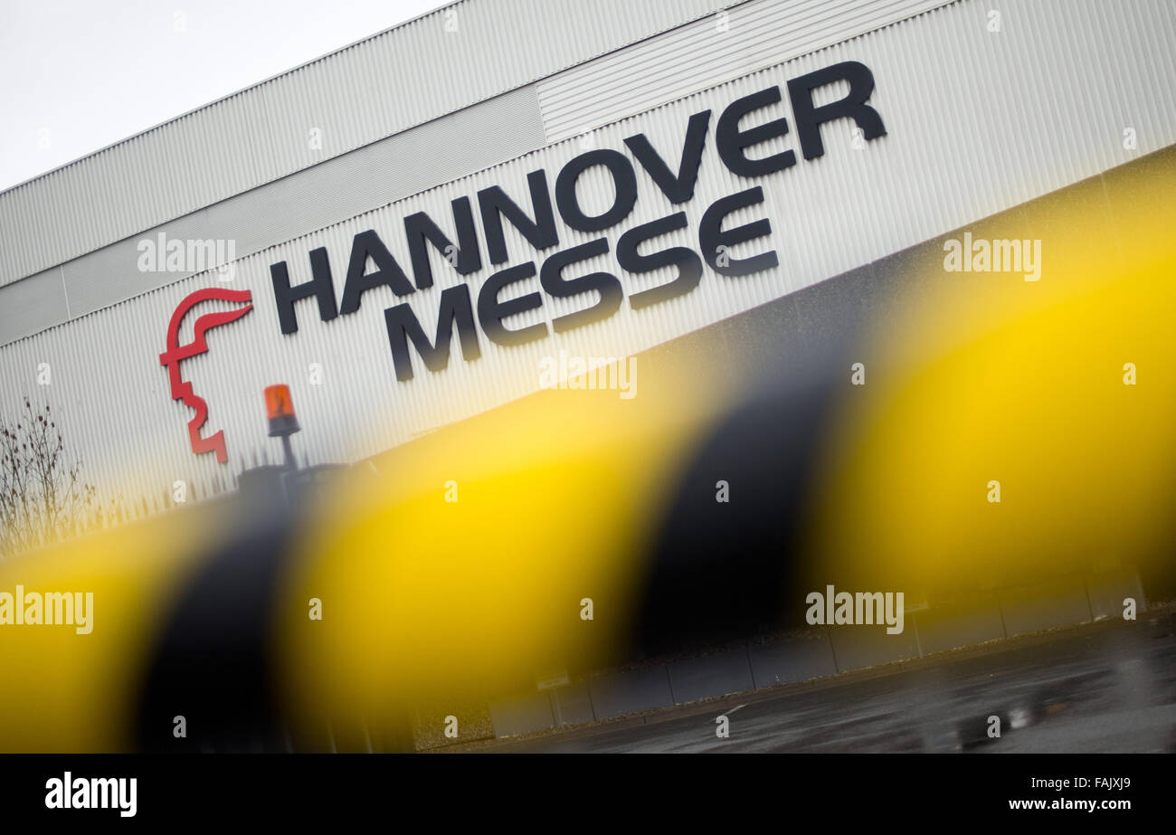 Beschrifteten Werbung sehen Sie auf dem Messegelände in Hannover für die Hannover Messe, eine Messe, 31 Decemeber 2015 in Hannover, Deutschland. US-Präsident Obama nach Deutschland kommen, im April 2016 und zusammen mit der deutschen Bundeskanzlerin Angela Merkel (CDU), den Industrie-Handel fair "Hannover Messe" öffnen. Der USA ist das Partnerland der Messe 2016. Vom April 25 bis 29 dann sehen Show Veranstalter von rund 5.000 Unternehmen aus 70 Ländern ihre Produkte auszustellen. Foto: JULIAN STRATENSCHULTE/dpa Stockfoto