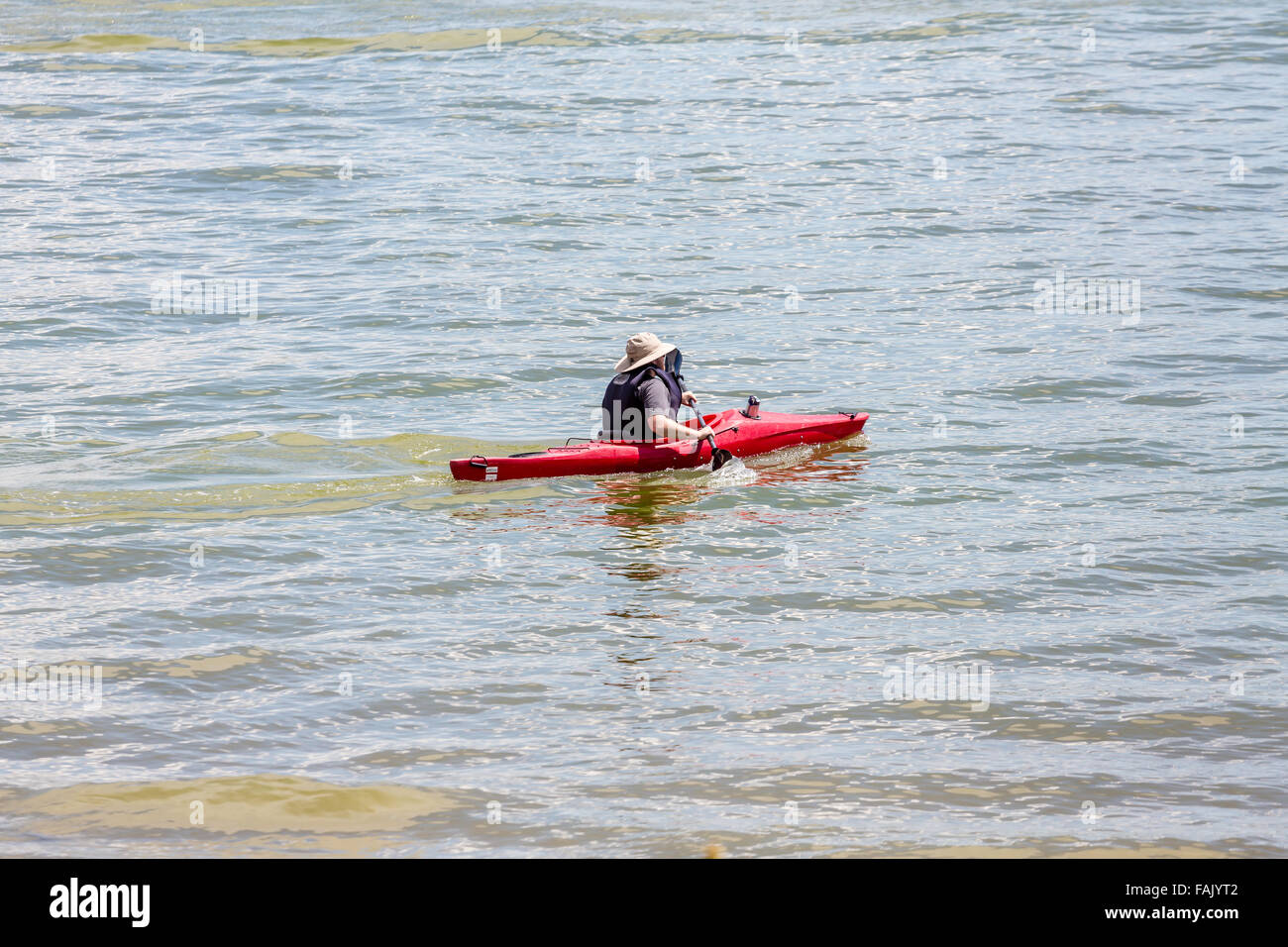 Mann paddeln rot Kajak in See Stockfoto