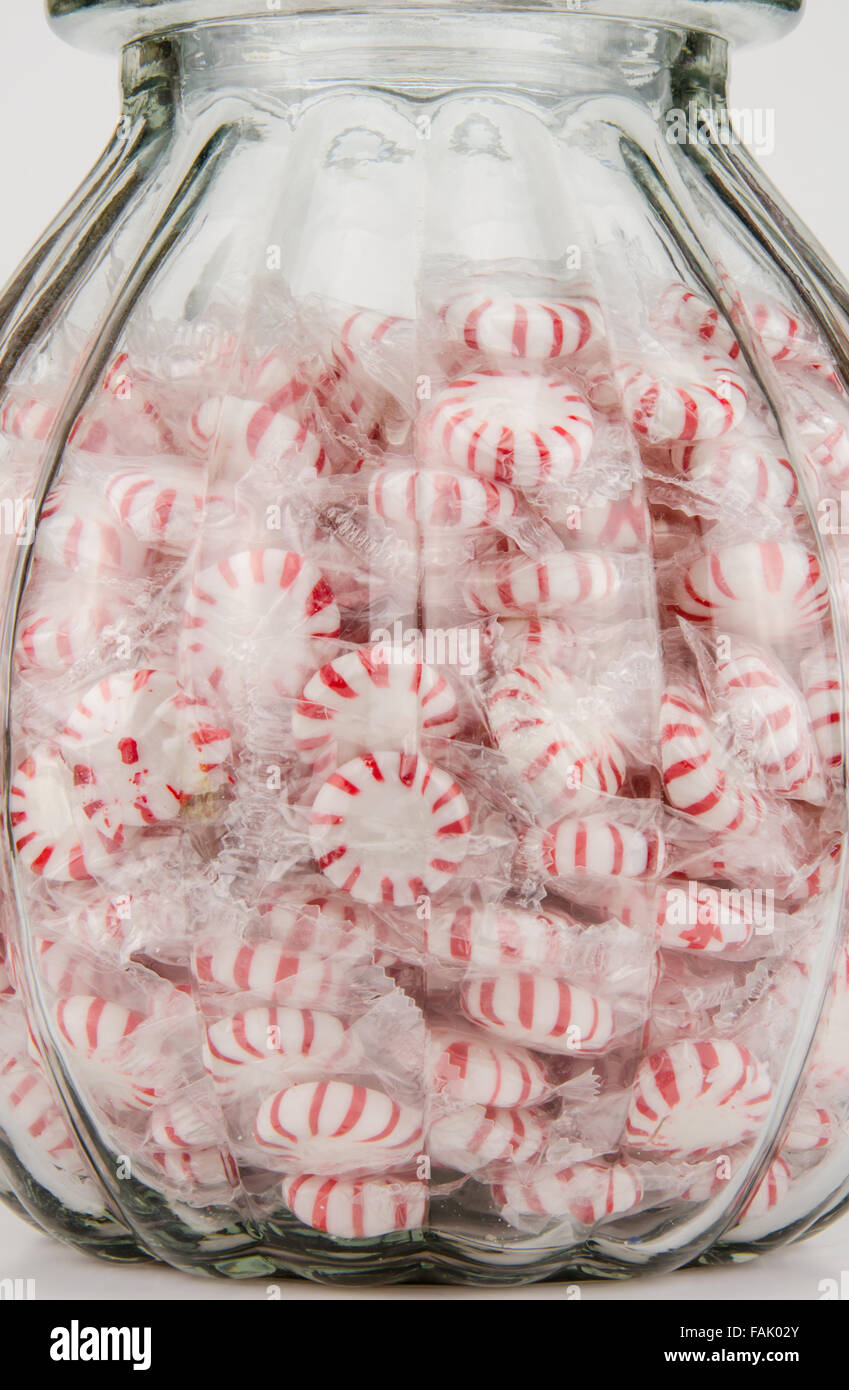Eine Nahaufnahme von Pfefferminz Bonbons in einem Oldtimer Glas Stockfoto