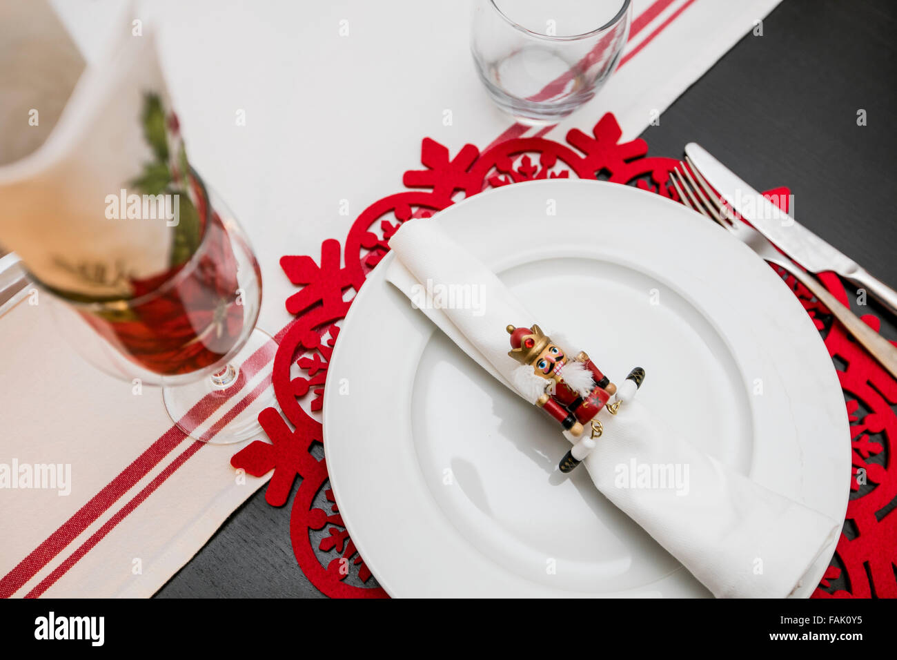 Weihnachts-Dinner-Tisch gesetzt und dekoriert mit rot und grün Stockfoto