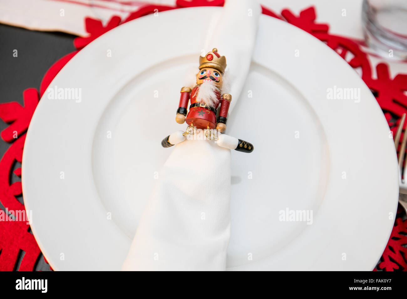 Weihnachts-Dinner-Tisch gesetzt und dekoriert mit rot und grün Stockfoto