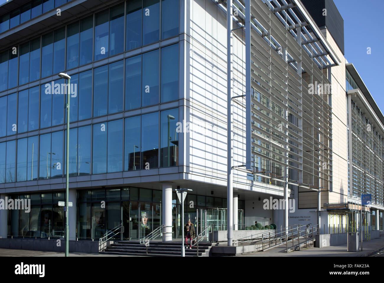 Nottingham, UK. 31. Dezember 2015. Grobe Schwellen camping auf Station Street erhielten bis Montag, 4. Januar 2016, Zelte und weiterziehen. Heute gewann Nottingham Stadtrat eine gerichtliche Anordnung, die Anmutung der Websites illegal. Die grobe Schläfer fordern für leerstehende Gebäude für Obdachlose, während der Wintermonate geöffnet werden der Rat sagte, dass alle Obdachlosen auf der Straße Station Unterkunft angeboten worden, die abgelehnt wurde. (Bild) Nottingham Stadtrat Büros Loxley Haus. Bildnachweis: Ian Francis/Alamy Live-Nachrichten Stockfoto