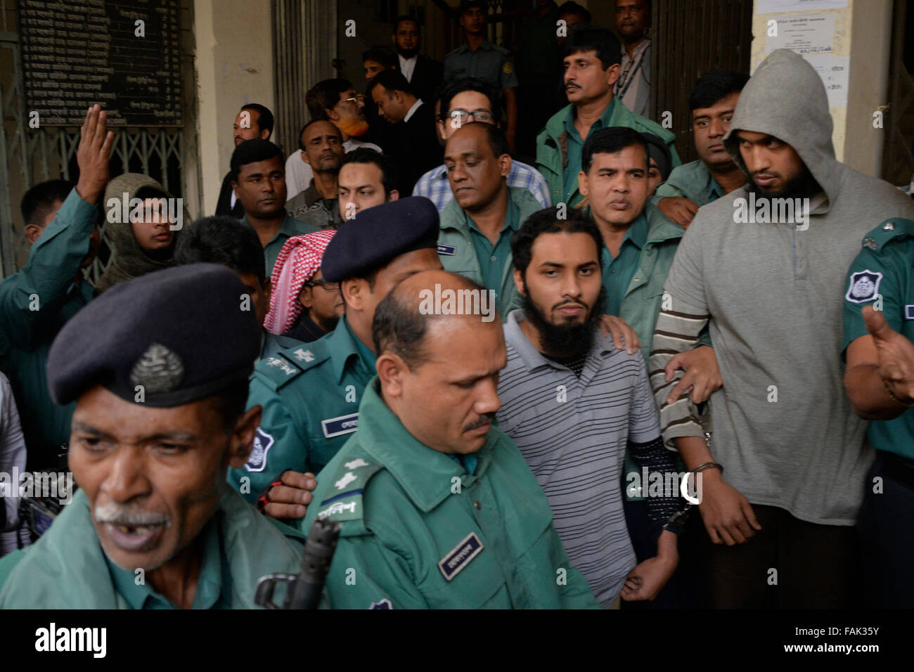 Dhaka, Bangladesch. 31. Dezember 2015. Bangladesch Polizeibeamte begleiten einige der Angeklagten in den Mord an Blogger und säkularen Aktivisten Ahmed Rajib Haider ein Urteil vor einem Gericht in Dhaka am 31. Dezember 2015 nach Dhaka Gericht übergeben Todesstrafe zwei, Leben Begriff Gefängnis zu anderen, fünf Jahre Haft für militante Outfit Ansarullah Bangla Team Chef Mufti Jashimuddin Rahmani und verschiedenen Gefängnisstrafen für fünf weitere für das Töten von Blogger Radschab im Februar 2013 – die erste Reihe von Blogger Tötungen in Bangladesch. Bildnachweis: Mamunur Rashid/Alamy Live-Nachrichten Stockfoto