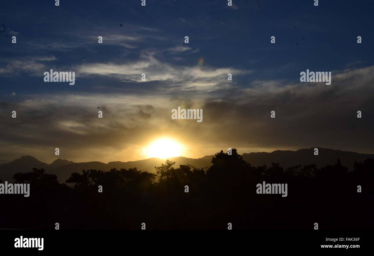 Letzten Blick auf letzten Sonnenuntergang des Jahres 2015, Donnerstag, 31. Dezember 2015 in den Himmel von Quetta aufgesprungen. Stockfoto