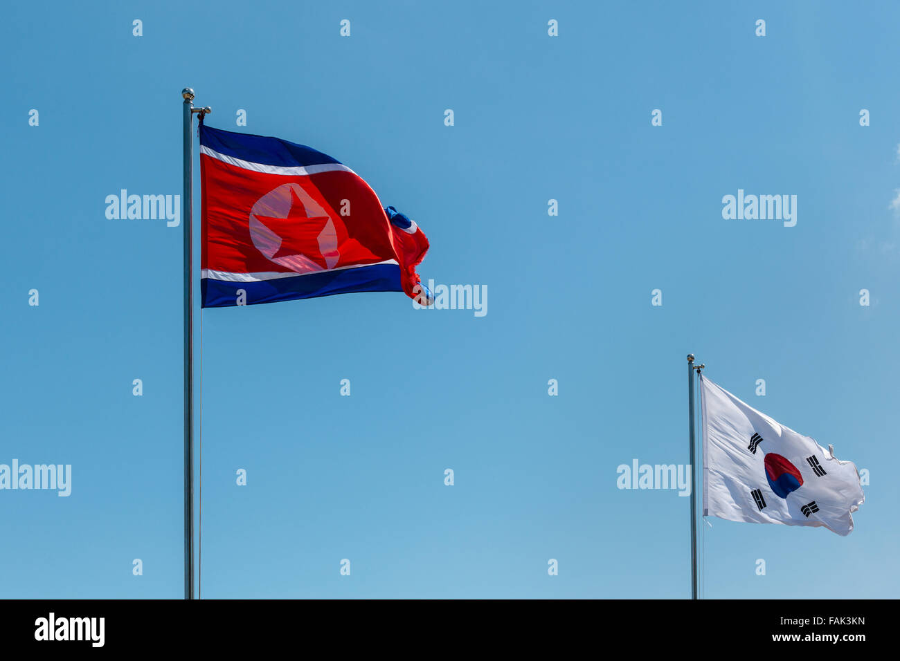 Nord- und südkoreanischen Flaggen, Nordkorea, Südkorea, Fahnen winken in den Wind, blauer Himmel Stockfoto