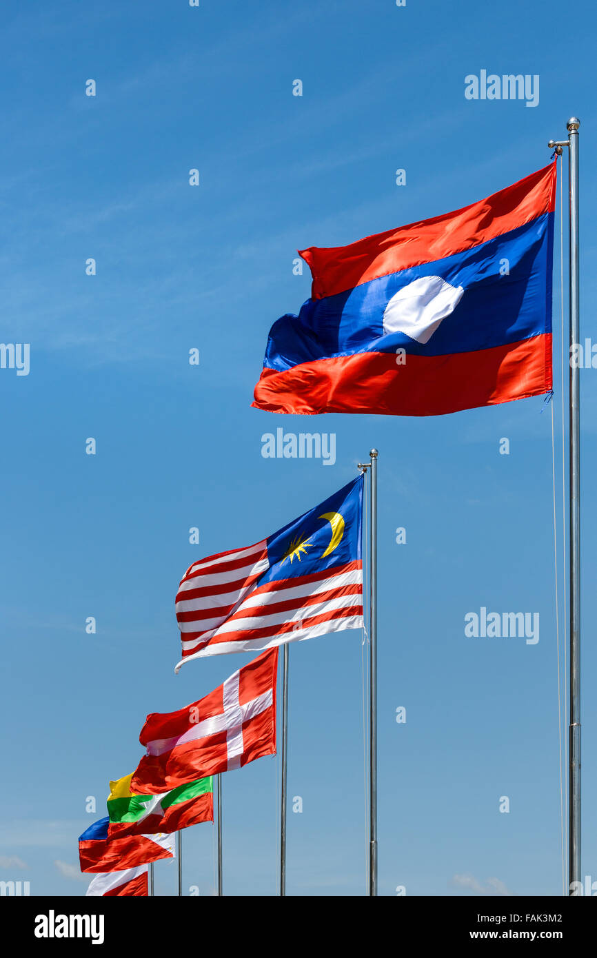 Laotisch, Malaiisch und dänische Fahne in den Wind, blauer Himmel, Sisowath Quay, Phnom Penh, Kambodscha Stockfoto