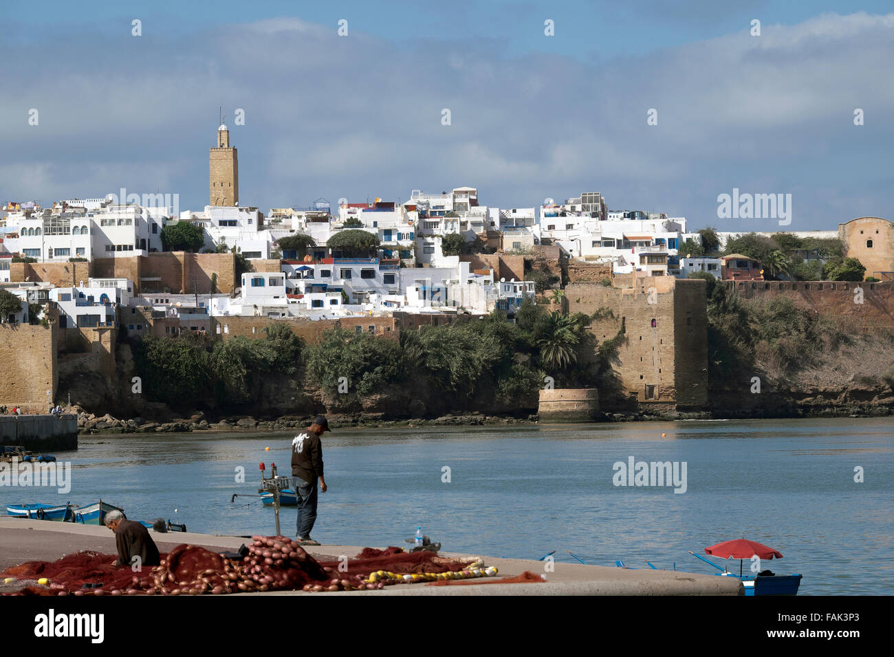 Stadt mit Kasbah der Udayas durch den Fluss Bouregreg, Rabat, Provinz Rabat, Marokko Stockfoto