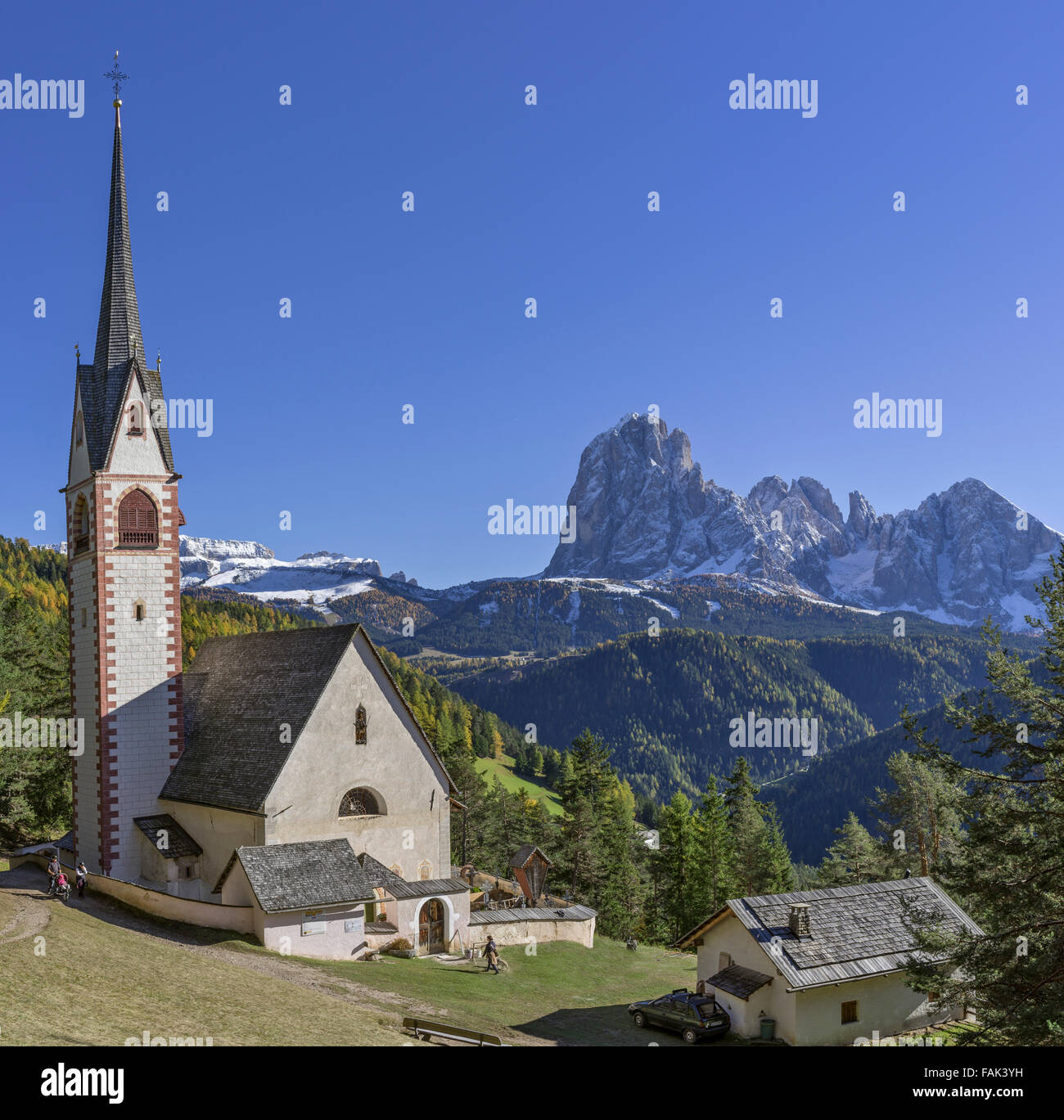 Kirche von San Giacomo mit Langkofel und Plattkofel, st. Ulrich, Gröden, St. Ulrich, Trentino - Alto Adige, South tyroll Stockfoto